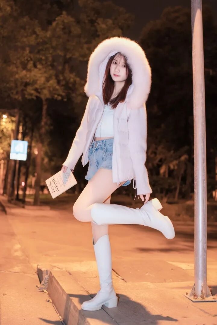 夜拍毛绒外套不踩雷！9 个松弛摆姿拿捏甜酷街景感-第4张图片-风享汇