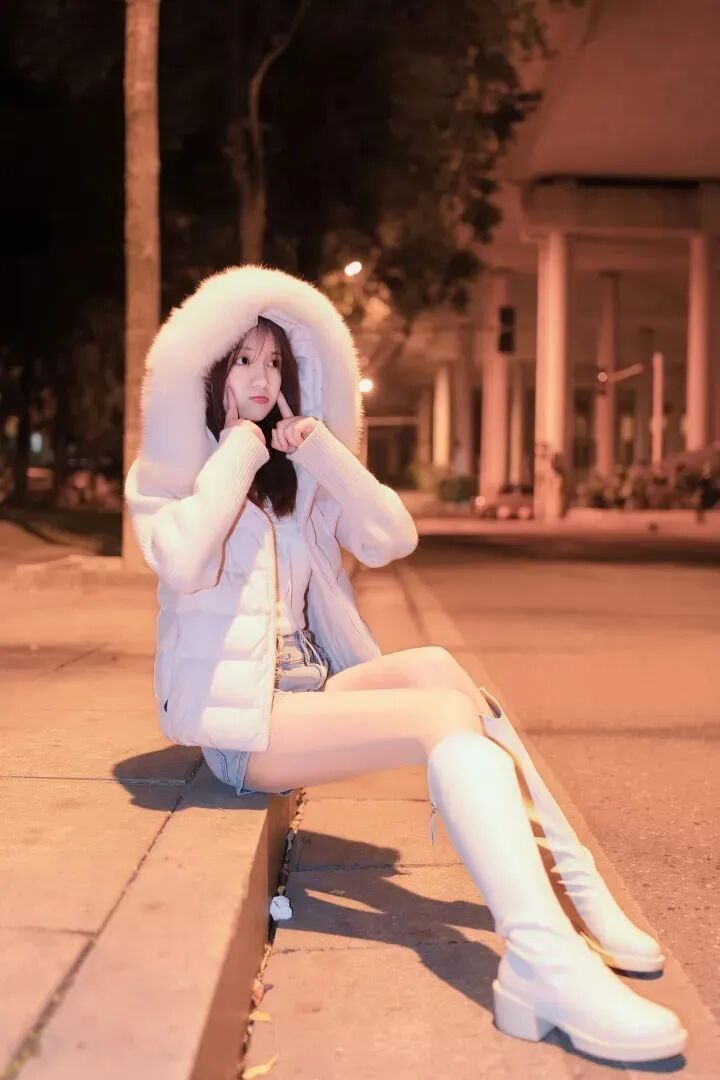 夜拍毛绒外套不踩雷！9 个松弛摆姿拿捏甜酷街景感-第5张图片-风享汇