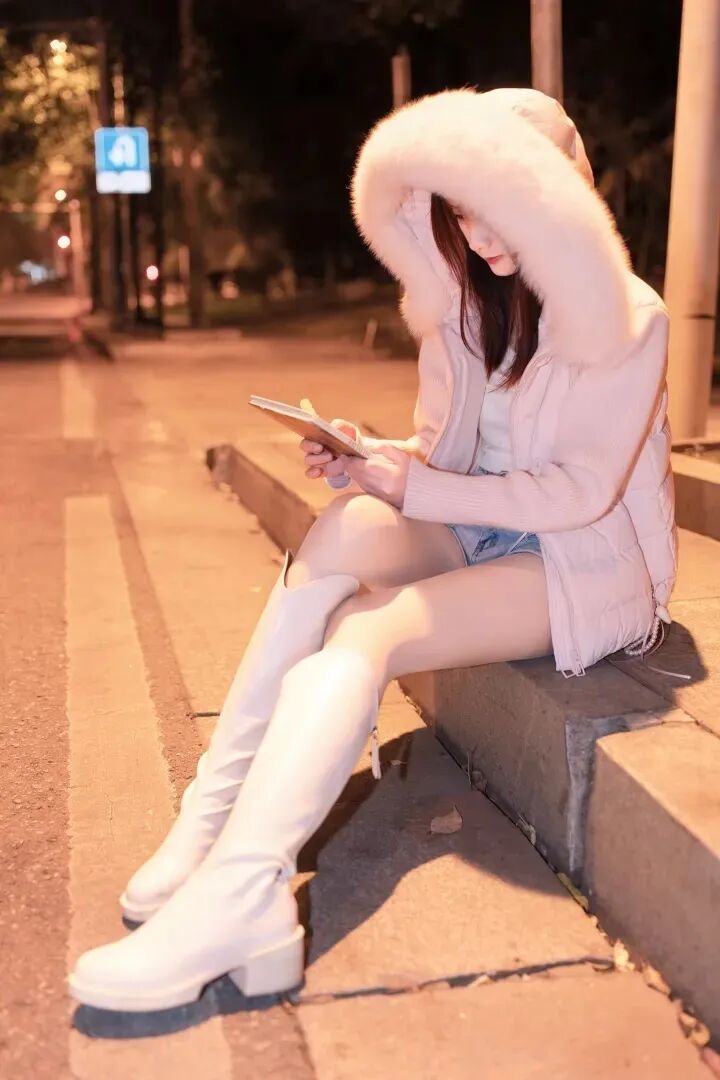 夜拍毛绒外套不踩雷！9 个松弛摆姿拿捏甜酷街景感-第3张图片-风享汇