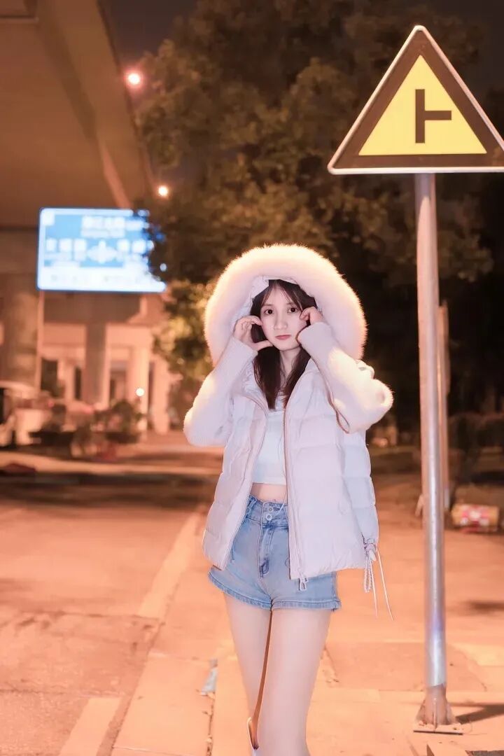 夜拍毛绒外套不踩雷！9 个松弛摆姿拿捏甜酷街景感-第6张图片-风享汇