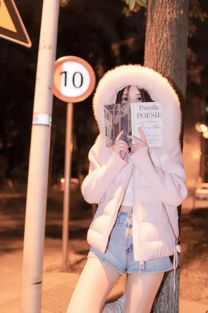 夜拍毛绒外套不踩雷！9 个松弛摆姿拿捏甜酷街景感-第7张图片-风享汇