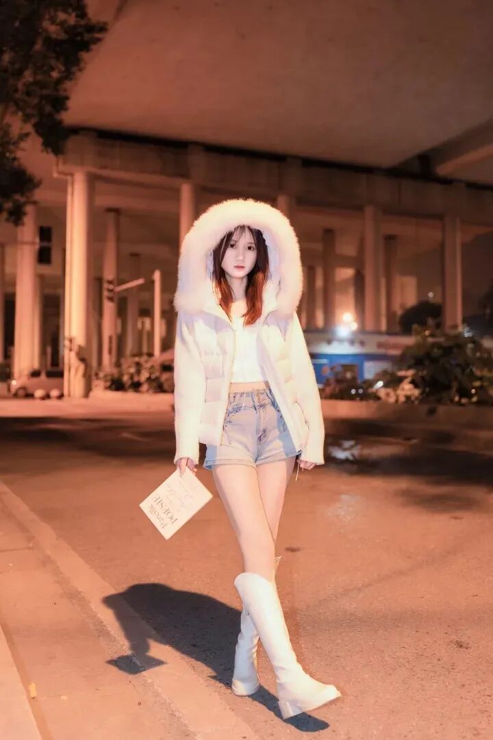 夜拍毛绒外套不踩雷！9 个松弛摆姿拿捏甜酷街景感-第8张图片-风享汇