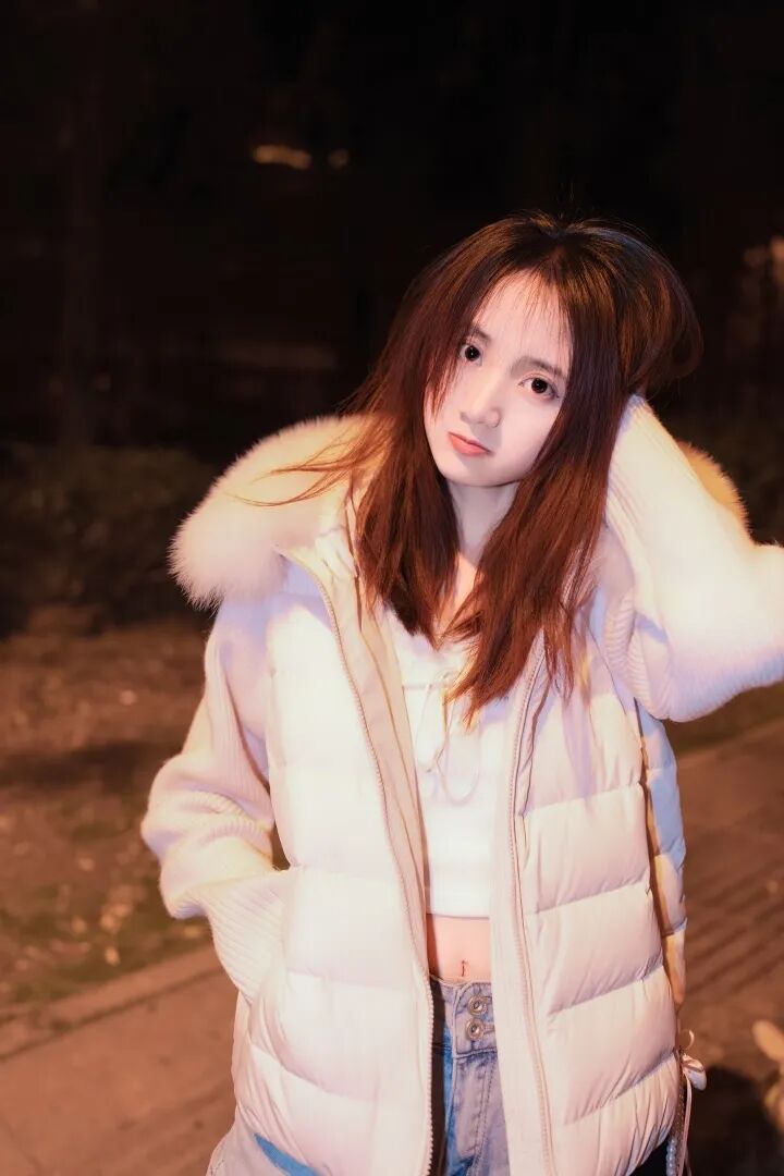 夜拍毛绒外套不踩雷！9 个松弛摆姿拿捏甜酷街景感-第10张图片-风享汇