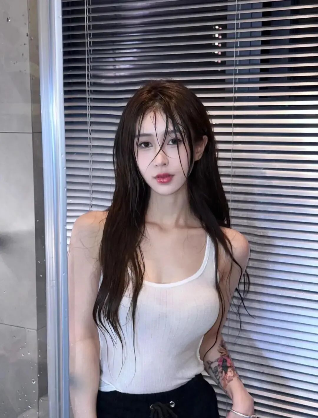 浴室拍照｜6个摆姿解锁情绪大片，轻松拿捏氛围感-第4张图片-风享汇