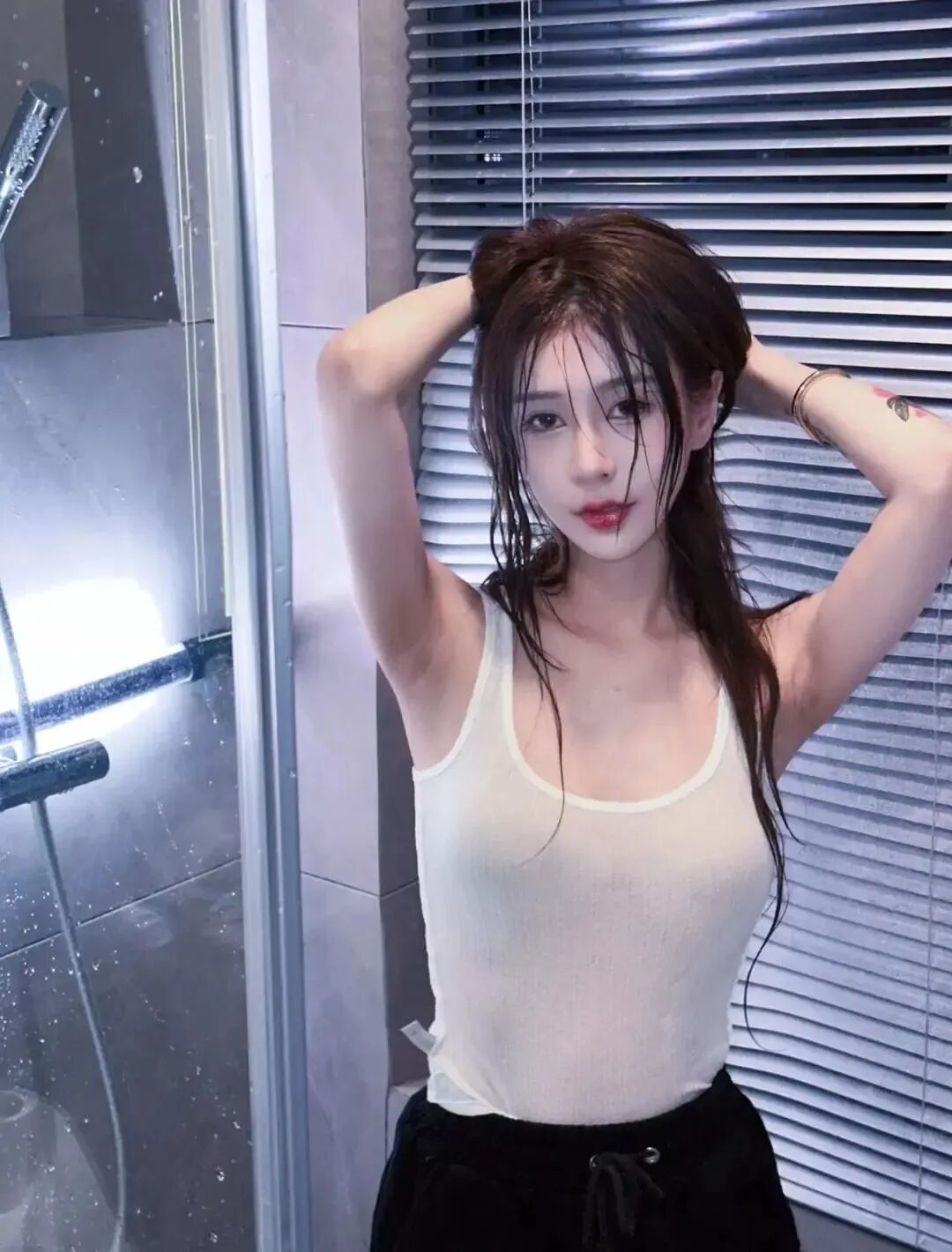 浴室拍照｜6个摆姿解锁情绪大片，轻松拿捏氛围感-第3张图片-风享汇