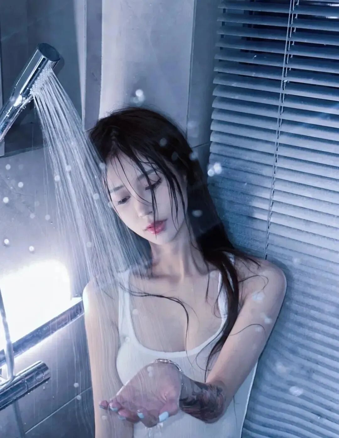 浴室拍照｜6个摆姿解锁情绪大片，轻松拿捏氛围感-第7张图片-风享汇