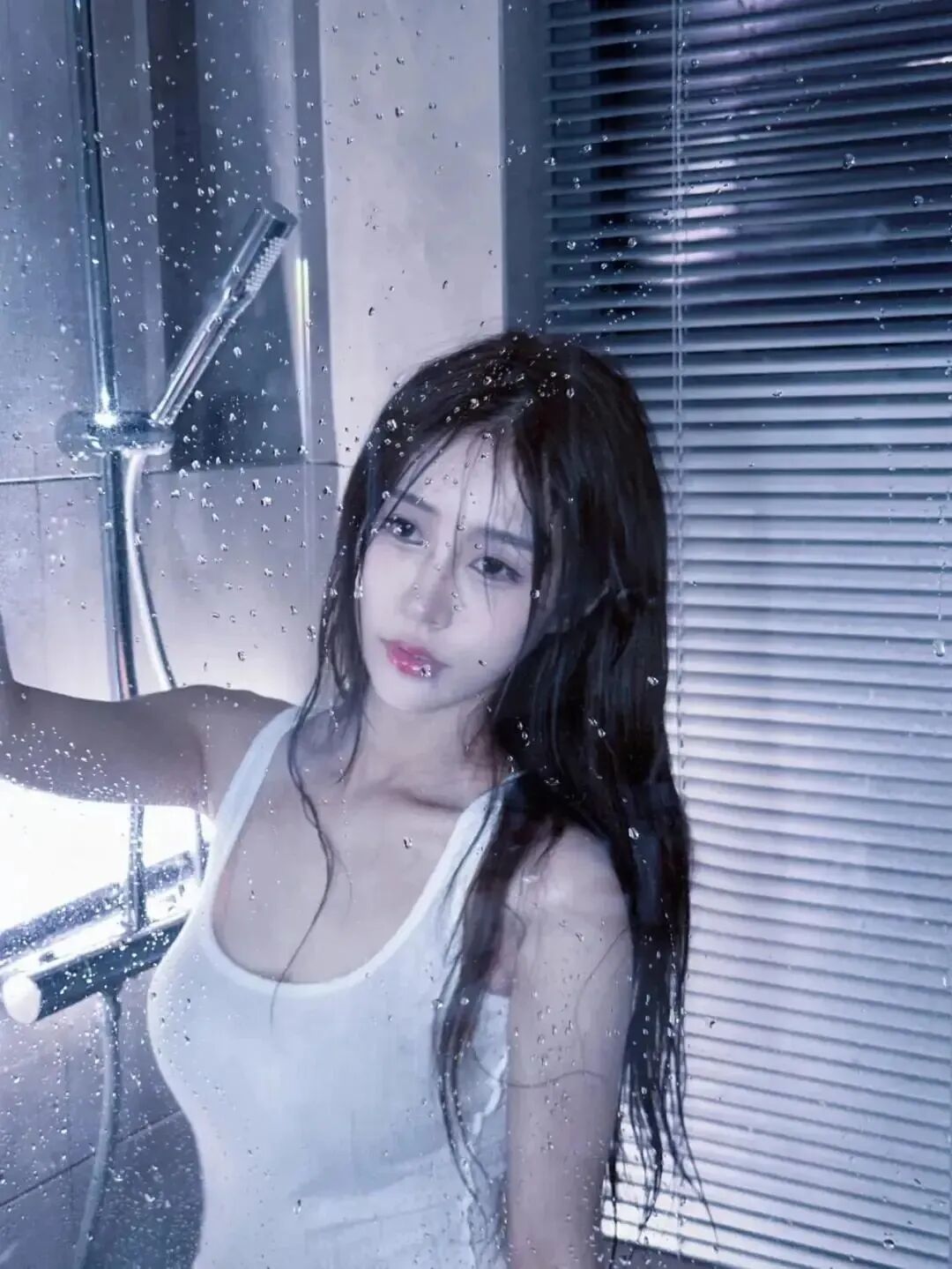 浴室拍照｜6个摆姿解锁情绪大片，轻松拿捏氛围感-第6张图片-风享汇