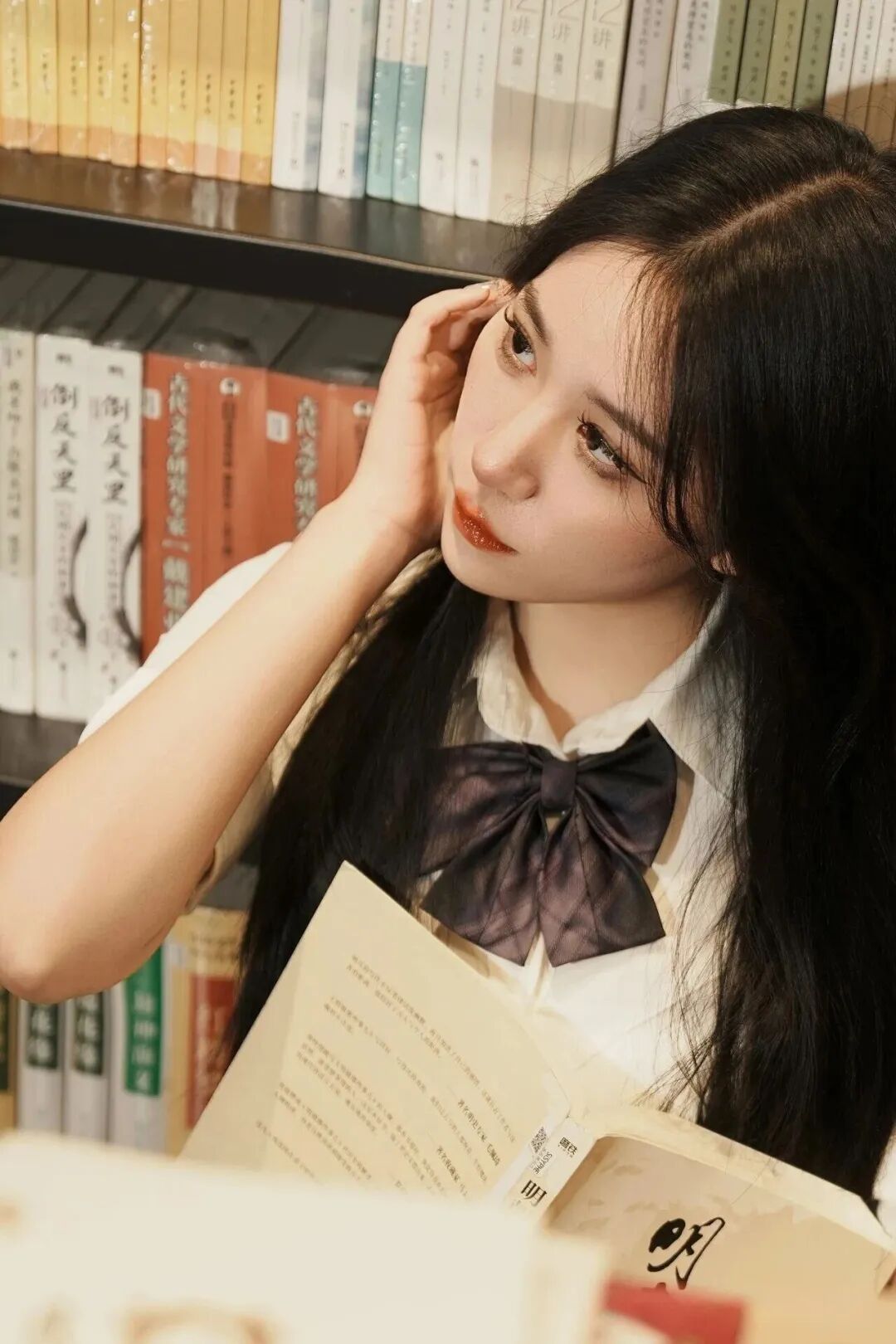 书店写真这么拍，告别尴尬解锁少女文艺感-第2张图片-风享汇