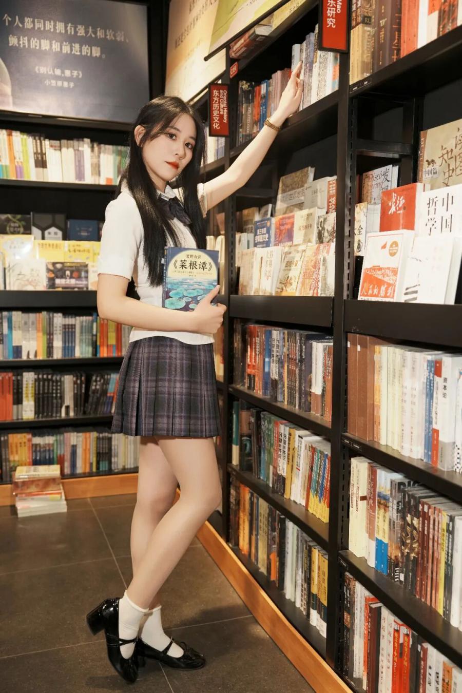 书店写真这么拍，告别尴尬解锁少女文艺感-第5张图片-风享汇
