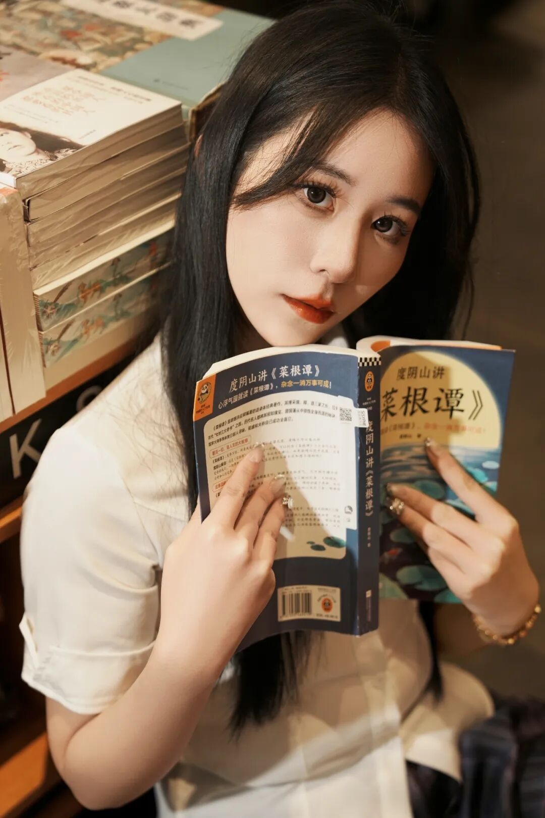书店写真这么拍，告别尴尬解锁少女文艺感-第6张图片-风享汇