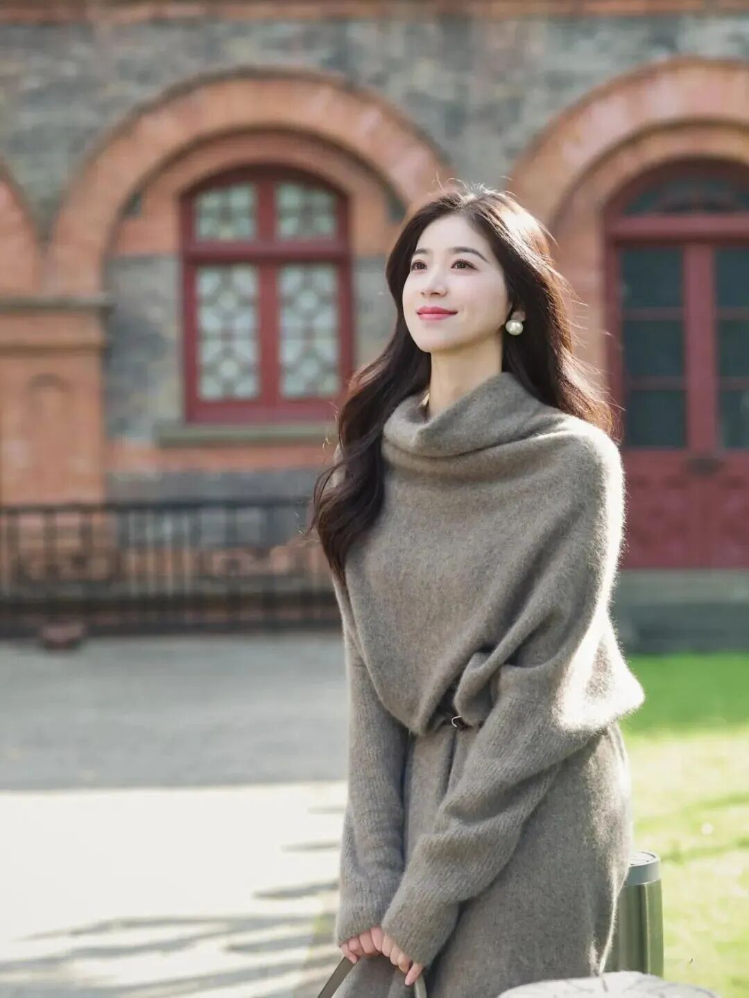 冬日氛围感｜9个出片姿势，轻松拿捏温柔松弛感-第3张图片-风享汇