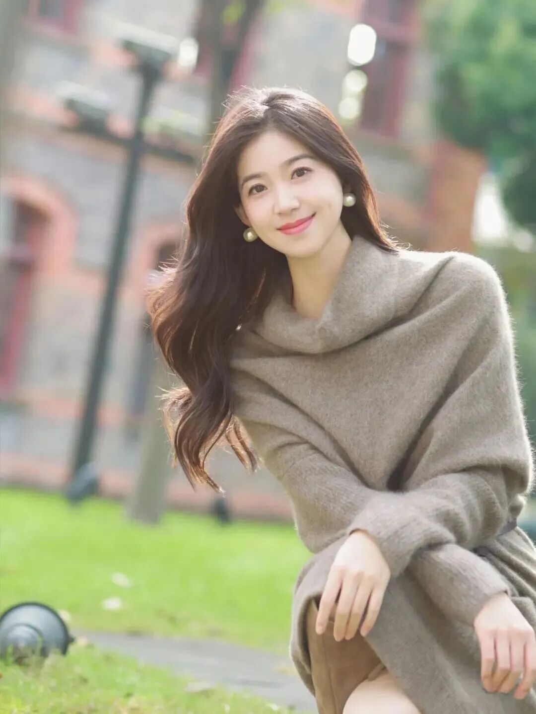 冬日氛围感｜9个出片姿势，轻松拿捏温柔松弛感-第10张图片-风享汇