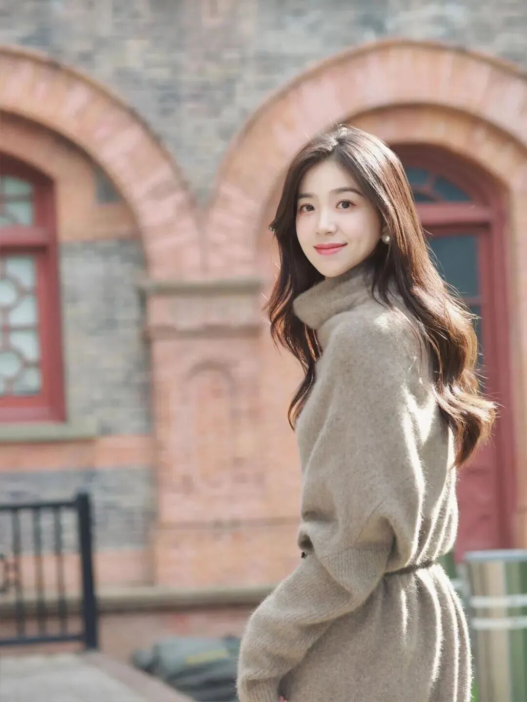 冬日氛围感｜9个出片姿势，轻松拿捏温柔松弛感-第9张图片-风享汇