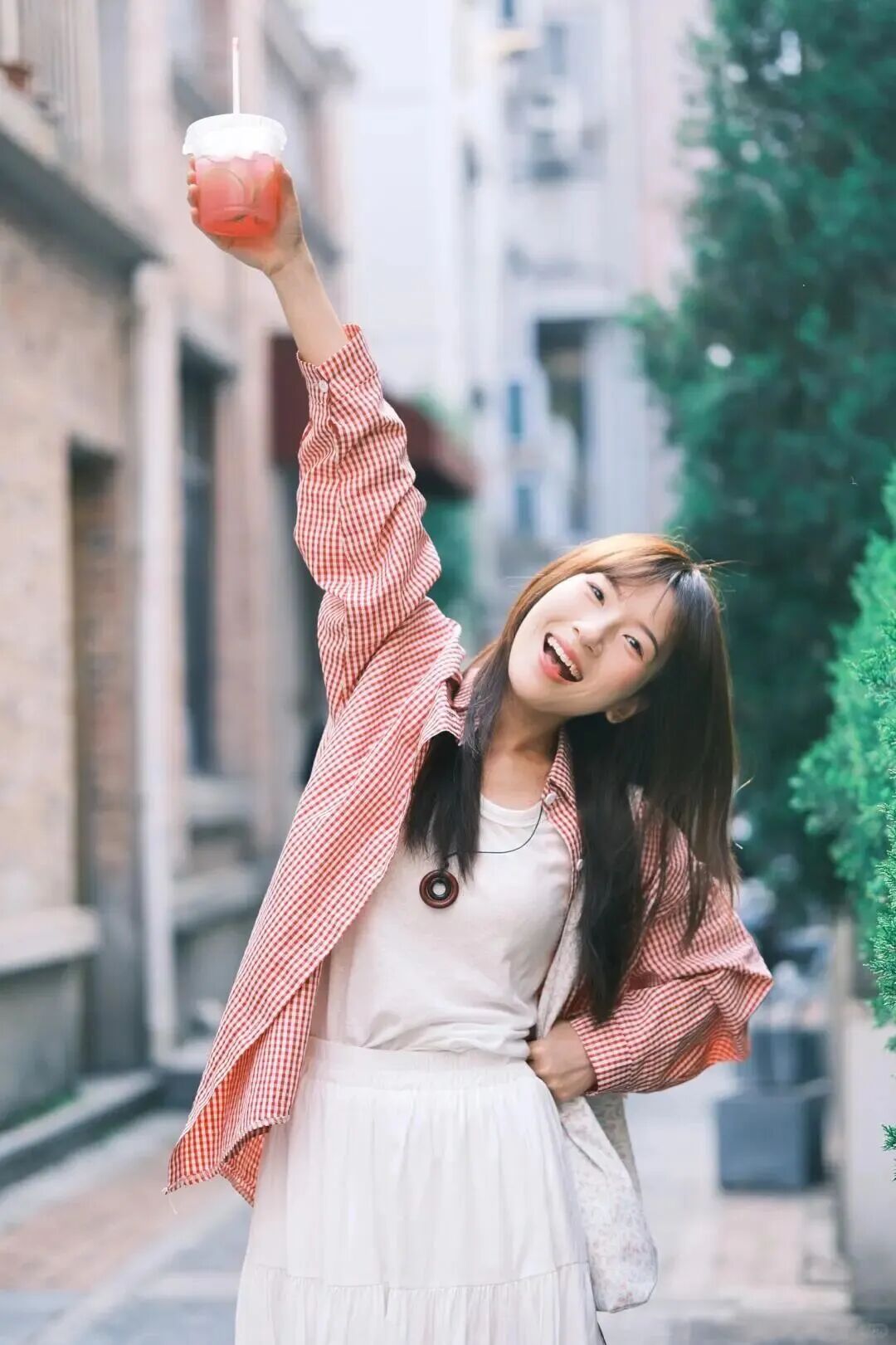 街头拍照｜9个日常姿势，拿捏温柔甜美气质-第2张图片-风享汇