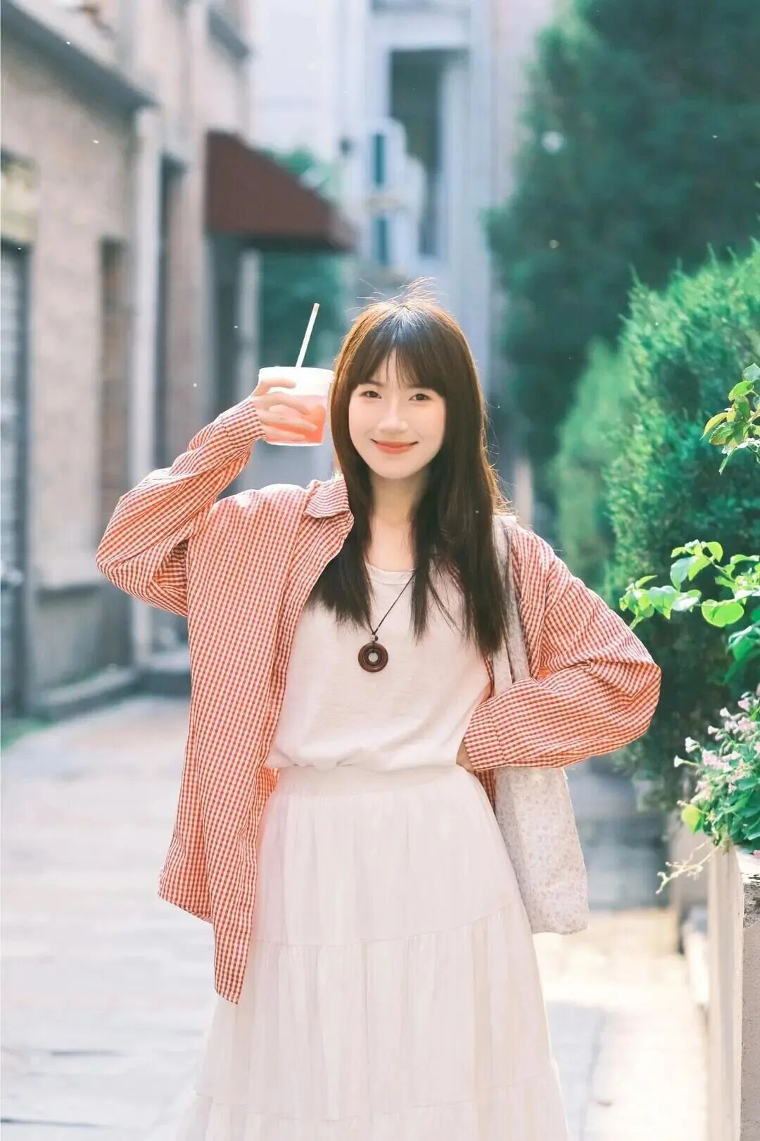 街头拍照｜9个日常姿势，拿捏温柔甜美气质-第4张图片-风享汇