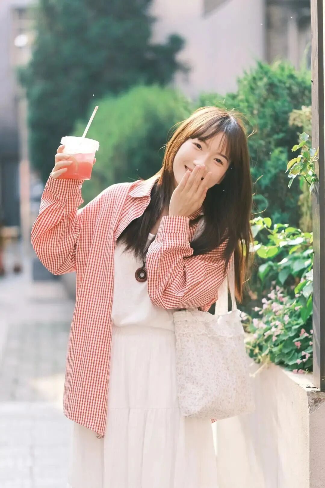 街头拍照｜9个日常姿势，拿捏温柔甜美气质-第5张图片-风享汇