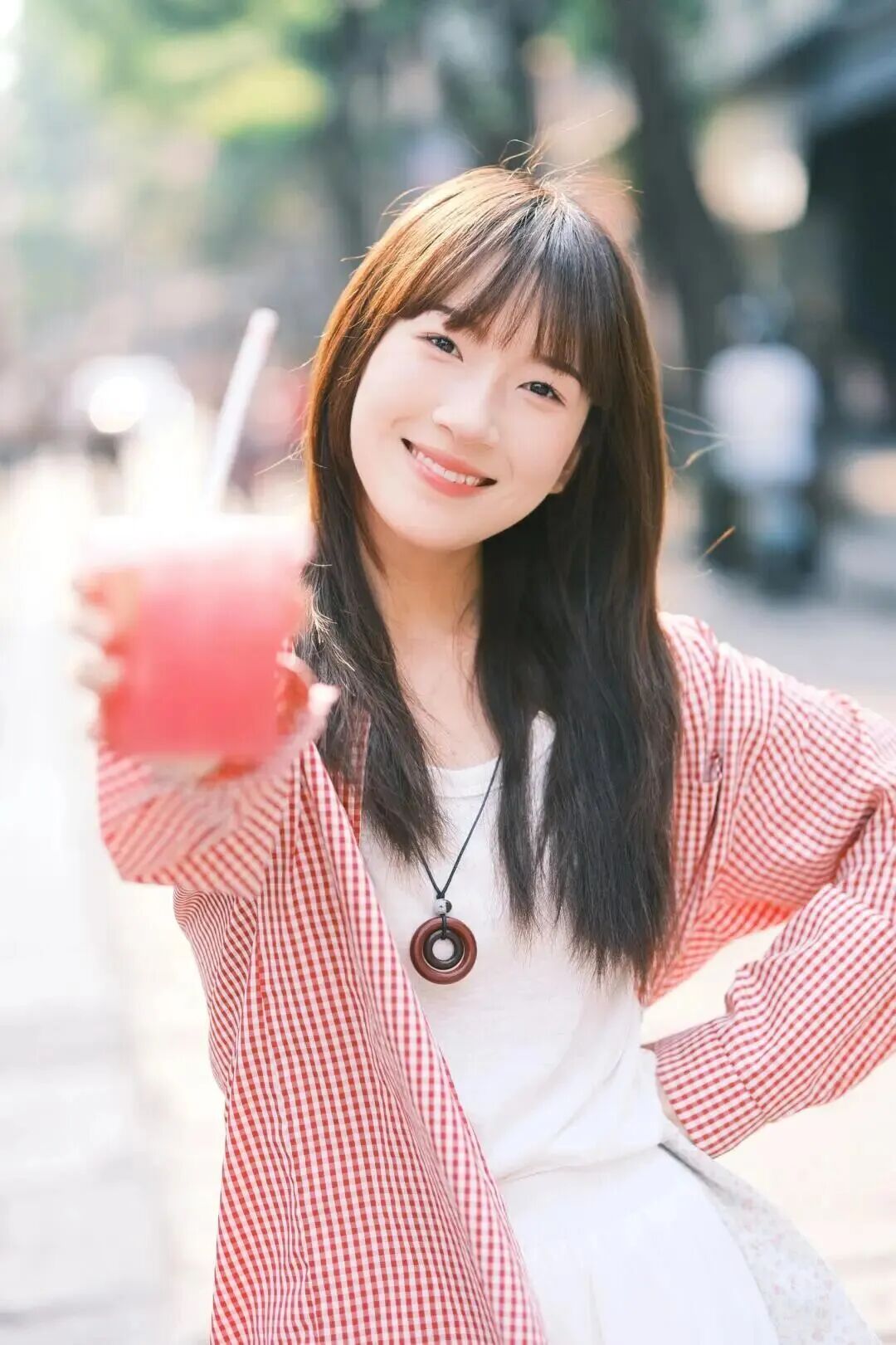 街头拍照｜9个日常姿势，拿捏温柔甜美气质-第3张图片-风享汇