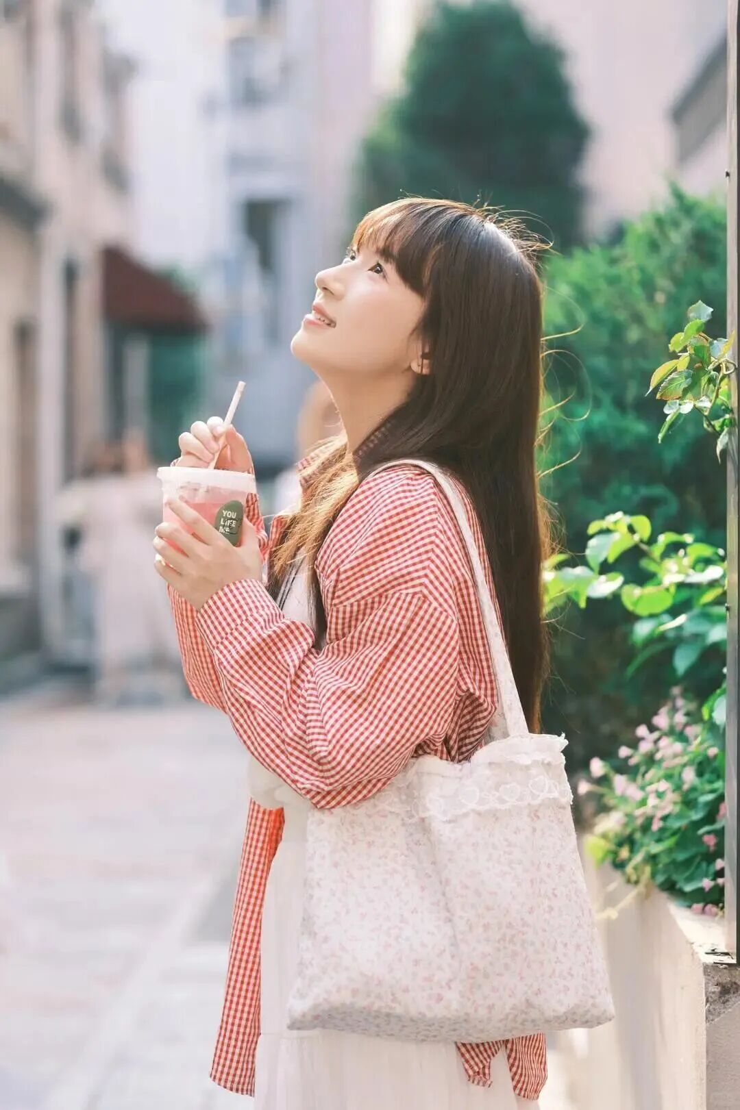 街头拍照｜9个日常姿势，拿捏温柔甜美气质-第6张图片-风享汇