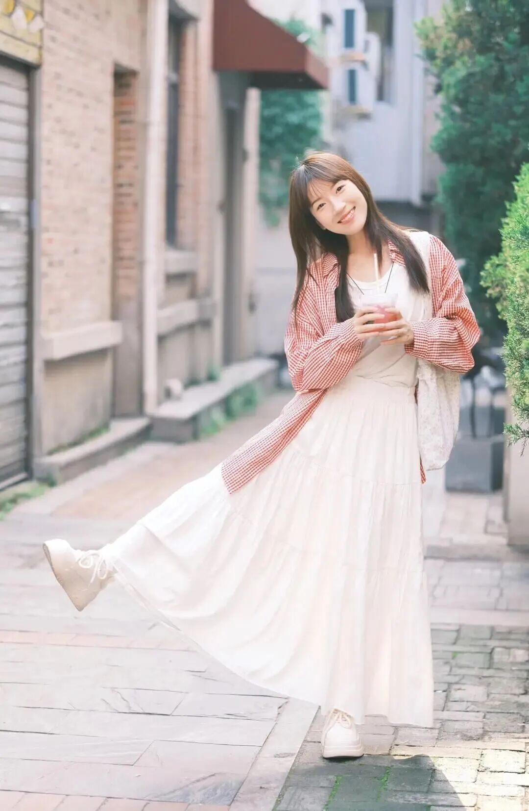 街头拍照｜9个日常姿势，拿捏温柔甜美气质-第10张图片-风享汇