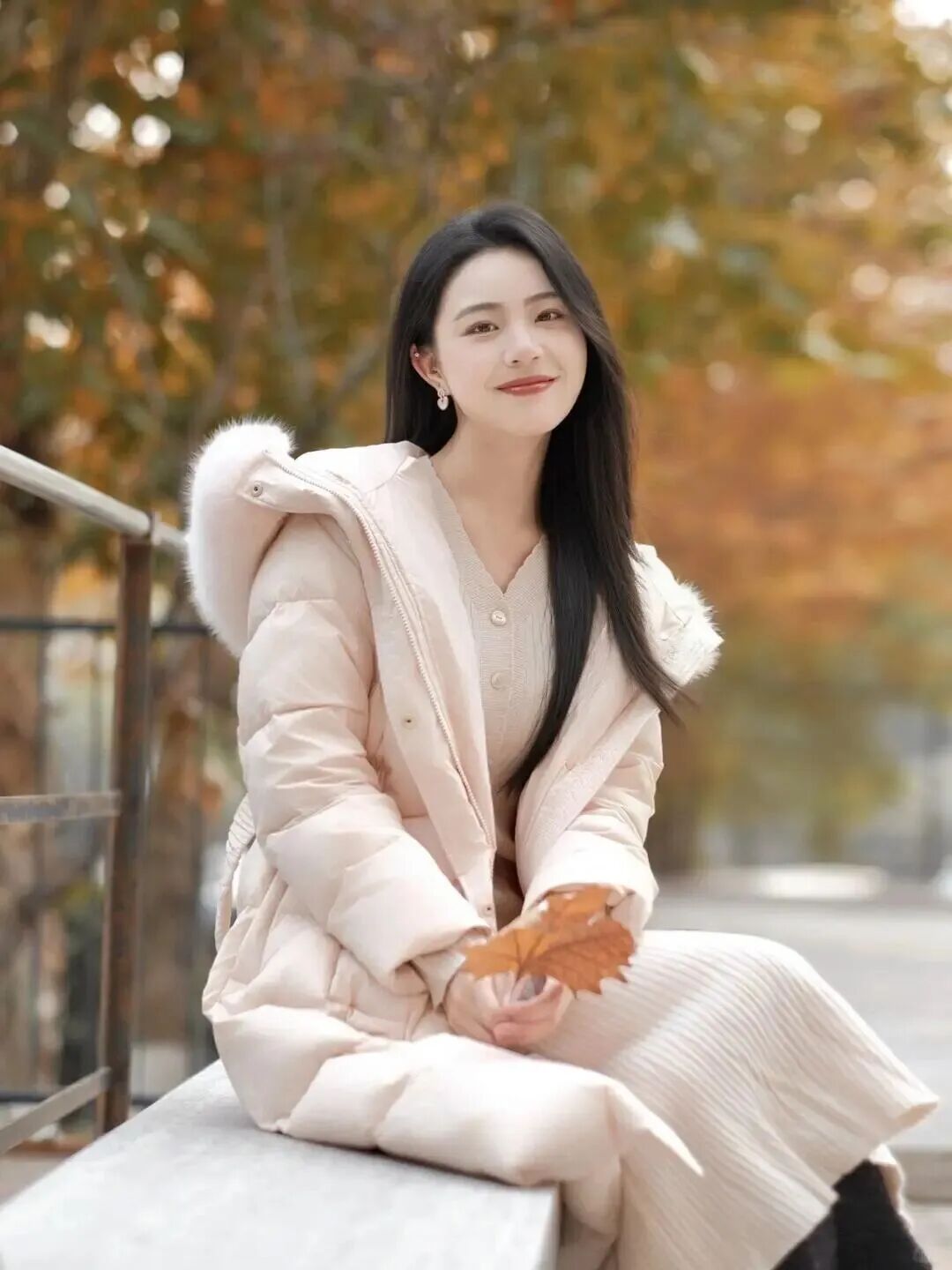 穿羽绒服拍照姿势，拿捏温柔甜妹感，显瘦又出片-第2张图片-风享汇