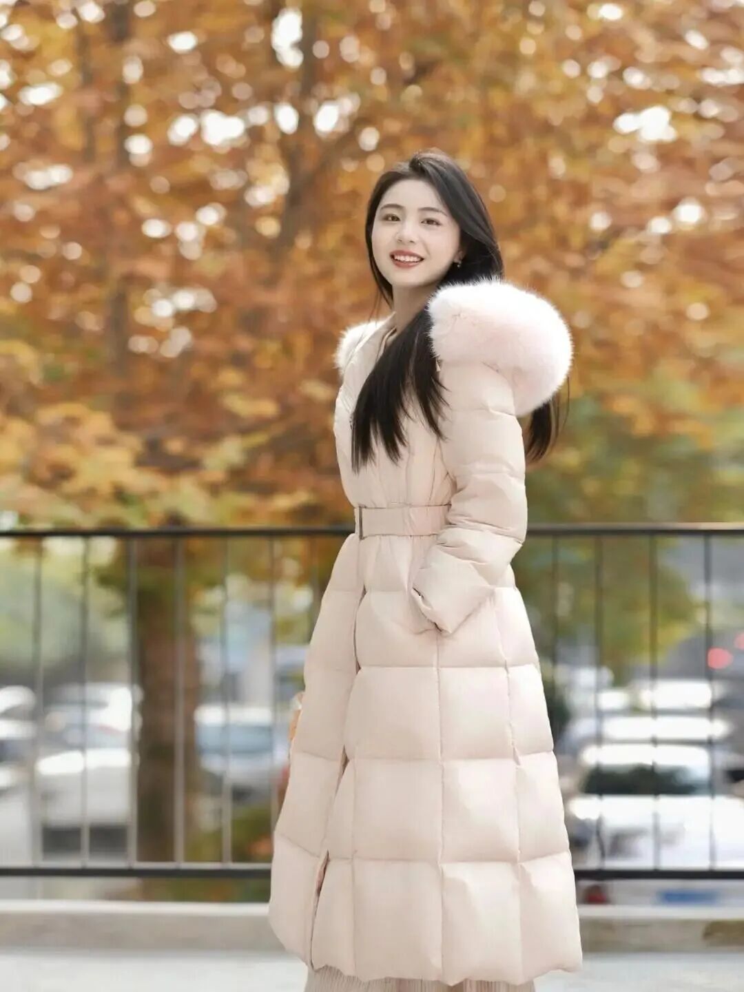 穿羽绒服拍照姿势，拿捏温柔甜妹感，显瘦又出片-第3张图片-风享汇