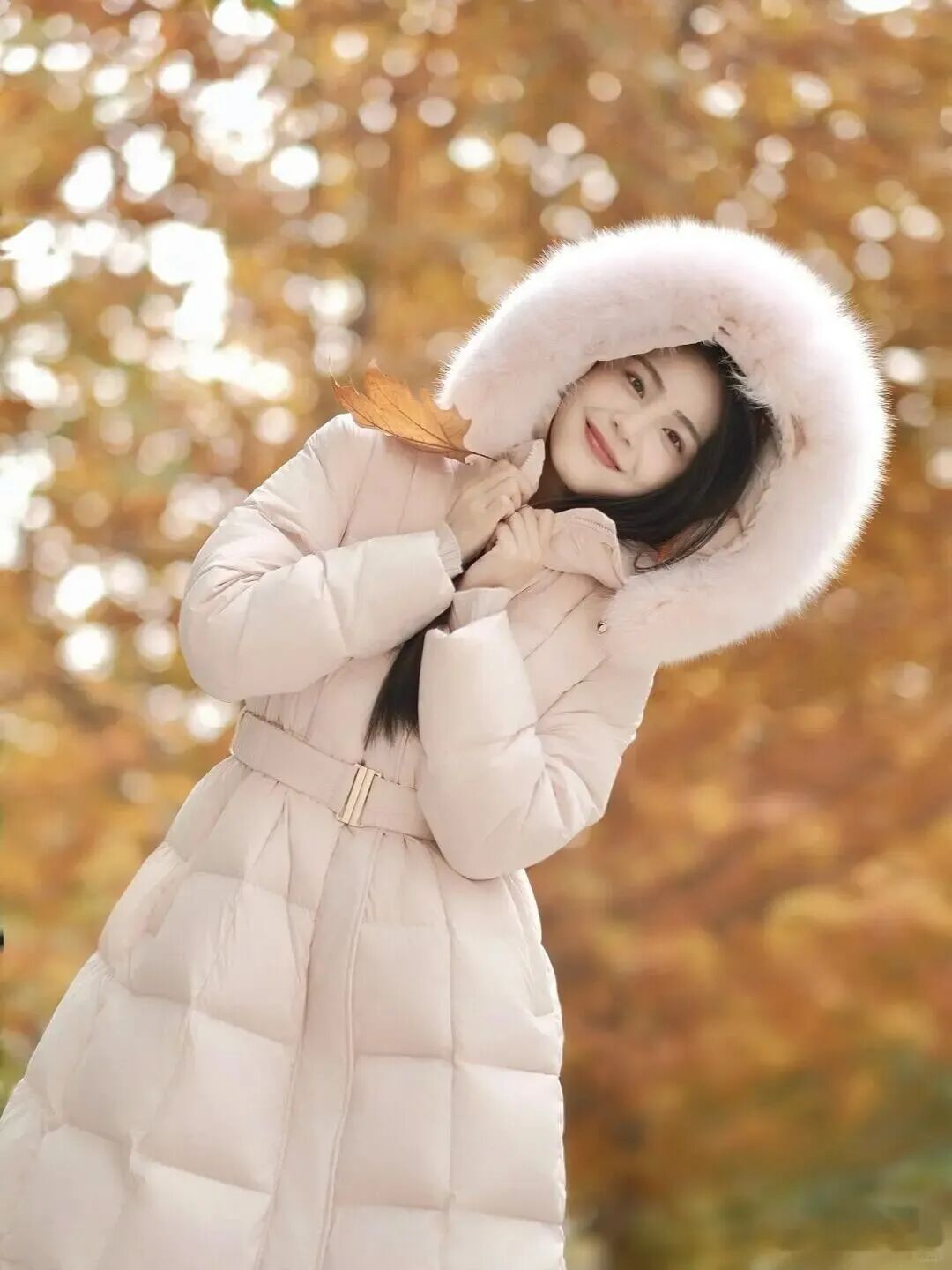 穿羽绒服拍照姿势，拿捏温柔甜妹感，显瘦又出片-第4张图片-风享汇