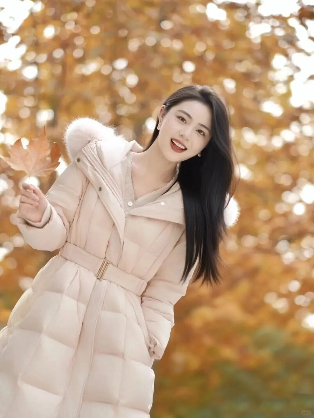 穿羽绒服拍照姿势，拿捏温柔甜妹感，显瘦又出片-第7张图片-风享汇