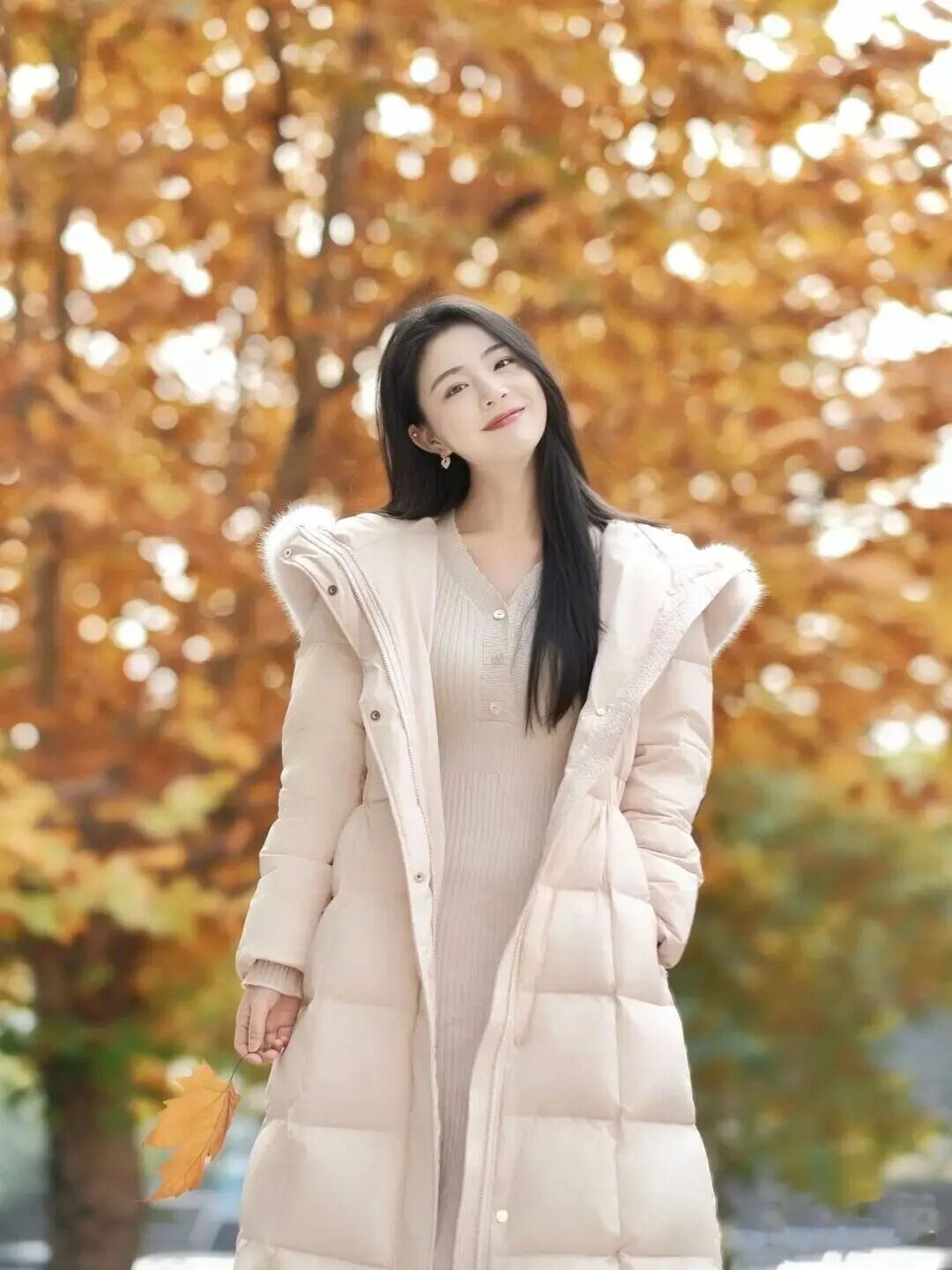 穿羽绒服拍照姿势，拿捏温柔甜妹感，显瘦又出片-第5张图片-风享汇