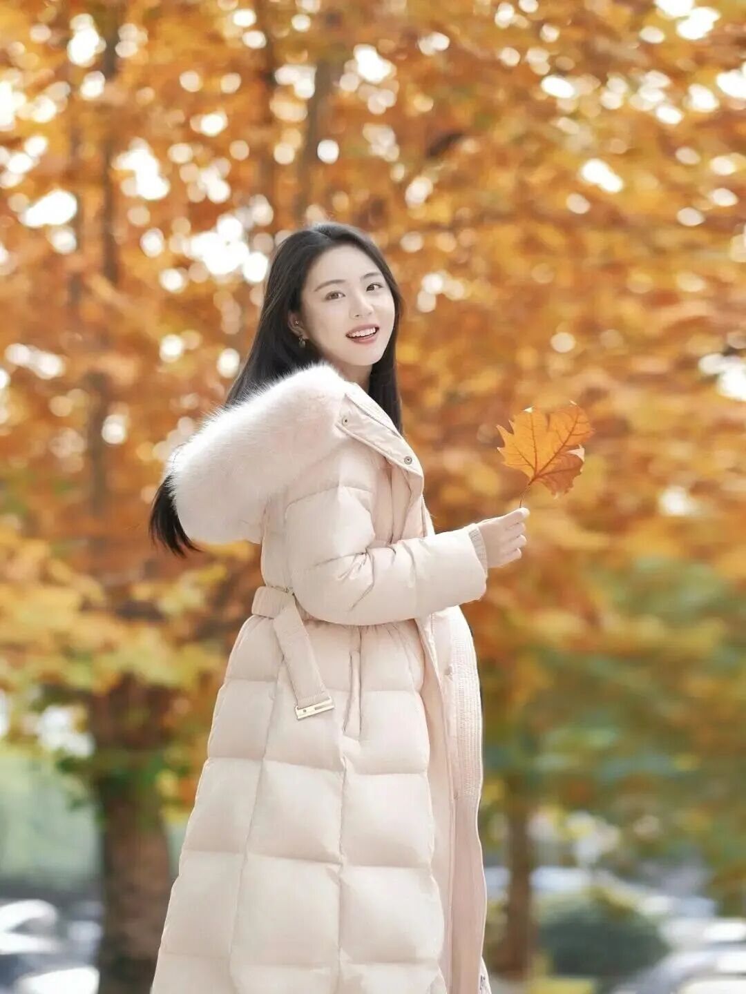 穿羽绒服拍照姿势，拿捏温柔甜妹感，显瘦又出片-第6张图片-风享汇