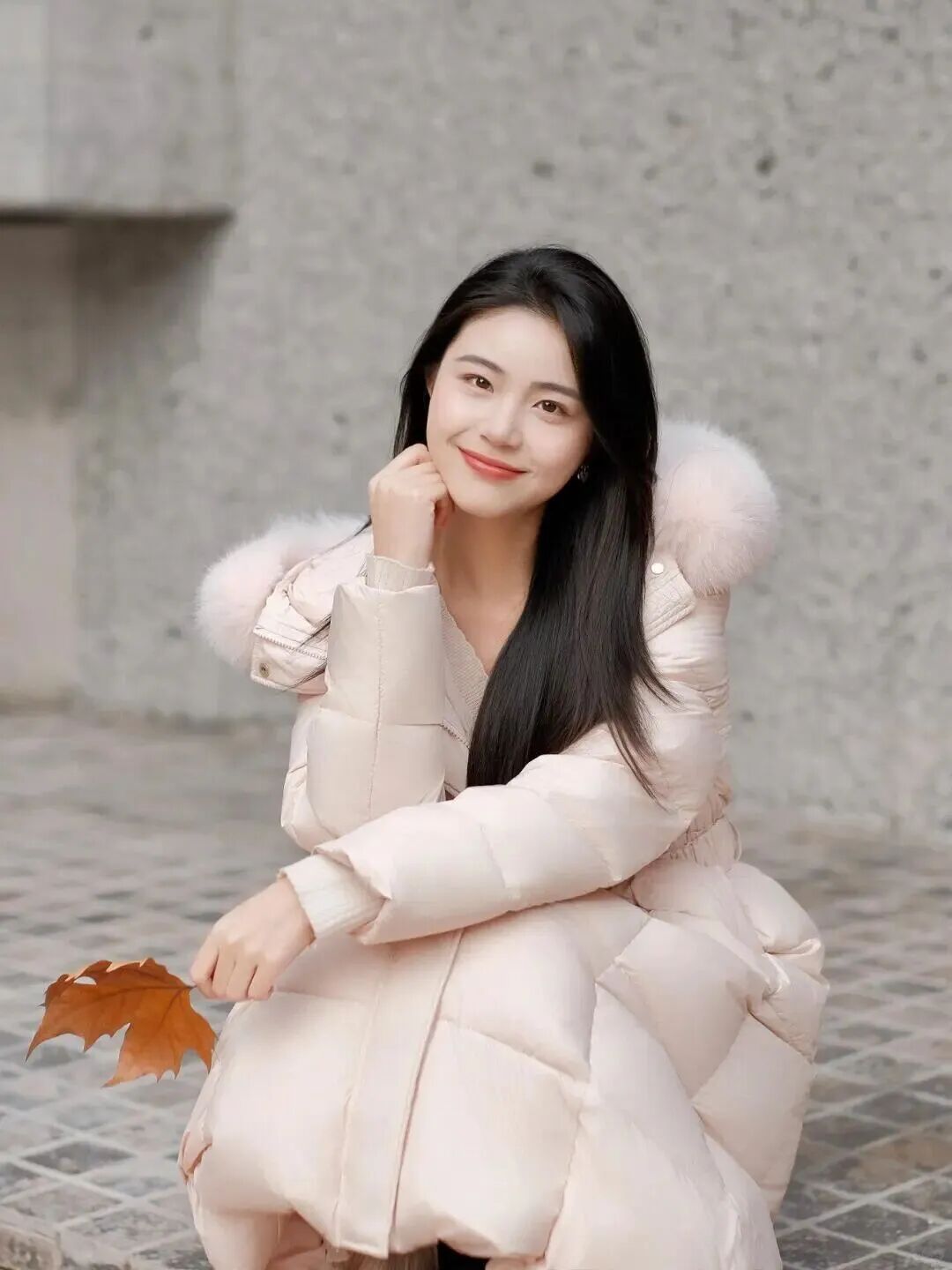 穿羽绒服拍照姿势，拿捏温柔甜妹感，显瘦又出片-第8张图片-风享汇