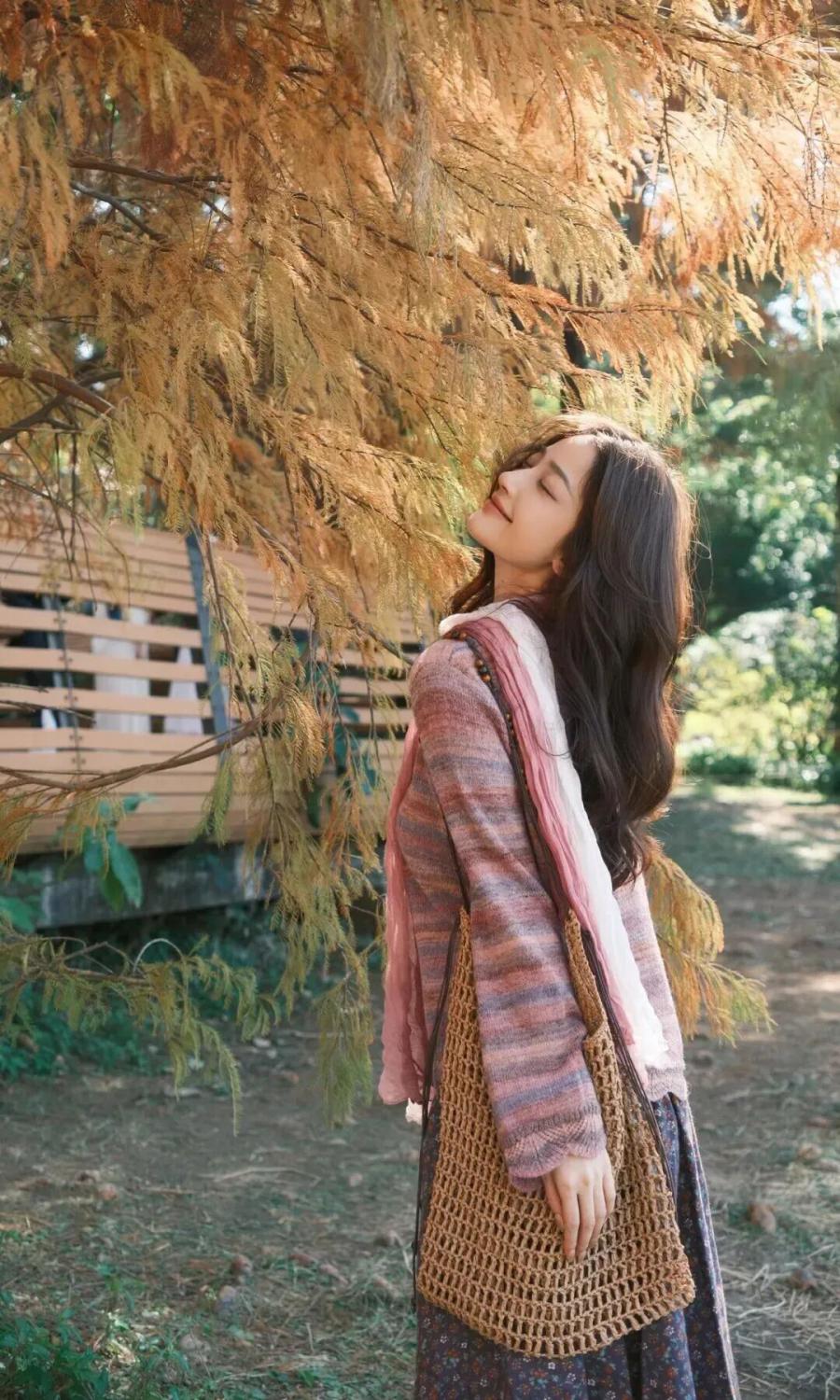 11个林间拍照姿势，轻松拍出氛围感的诗意写真-第6张图片-风享汇