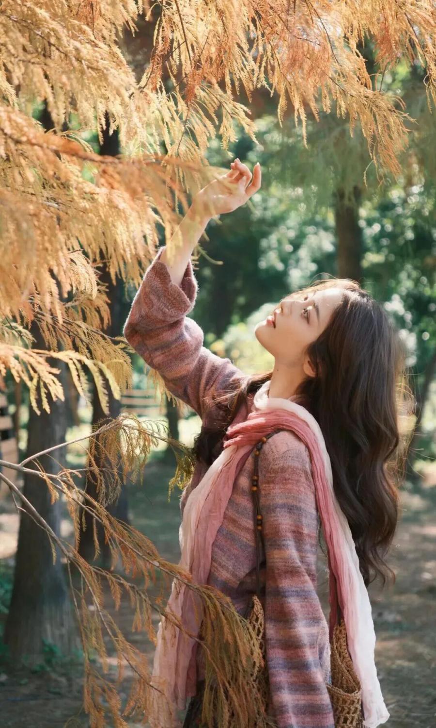 11个林间拍照姿势，轻松拍出氛围感的诗意写真-第9张图片-风享汇