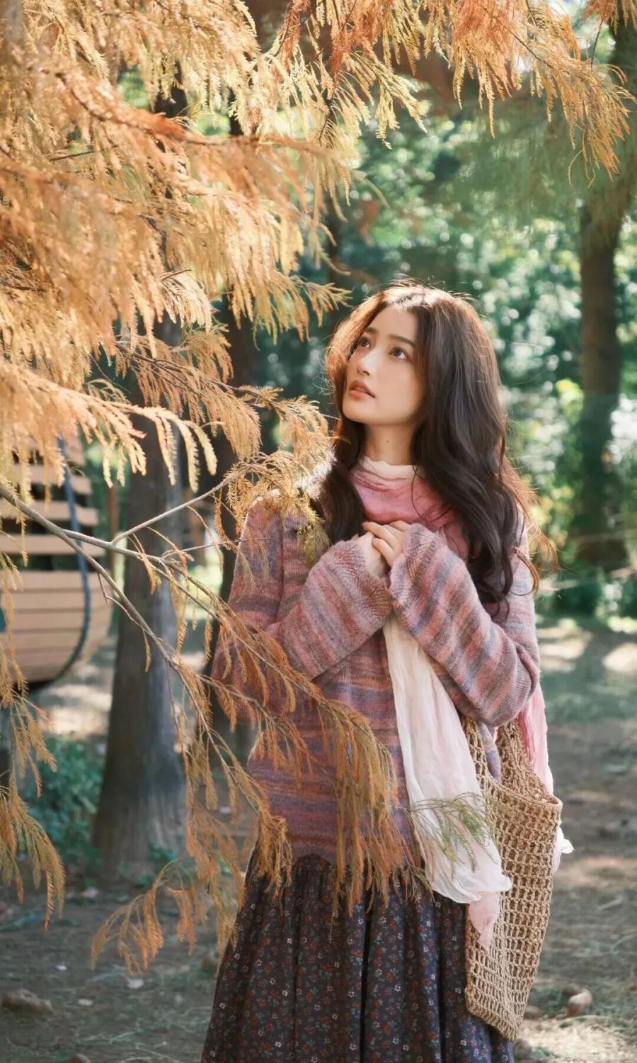 11个林间拍照姿势，轻松拍出氛围感的诗意写真-第10张图片-风享汇