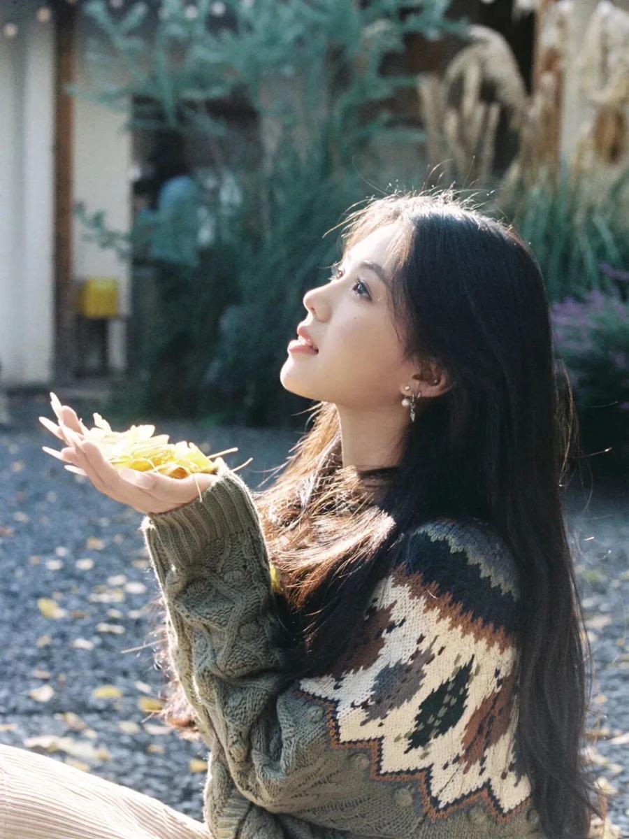 秋冬氛围感写真|把日常拍成电影感大片-第5张图片-风享汇 秋冬氛围感写真|把日常拍成电影感大片-第5张图片-风享汇