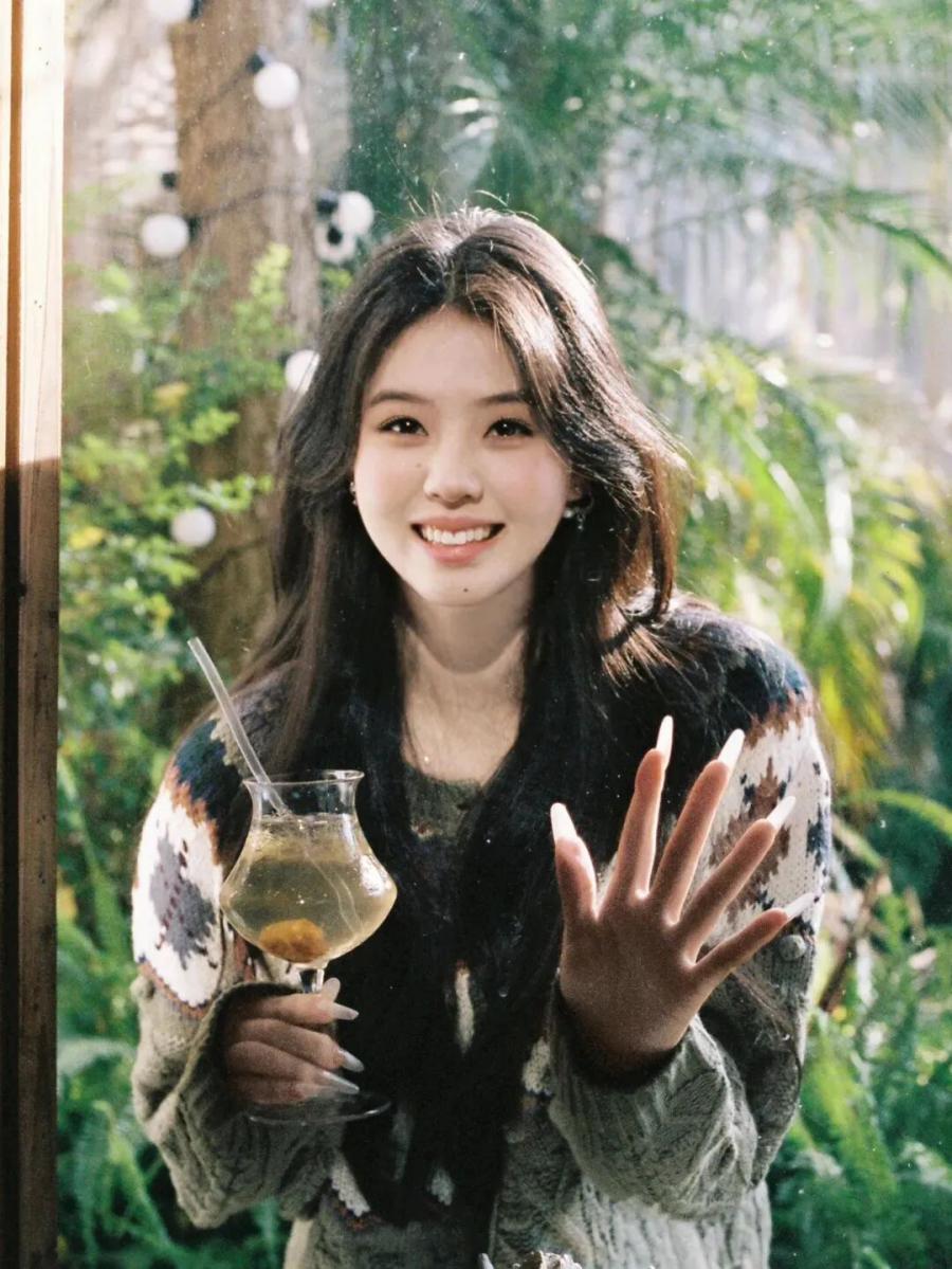 秋冬氛围感写真|把日常拍成电影感大片-第4张图片-风享汇 秋冬氛围感写真|把日常拍成电影感大片-第4张图片-风享汇