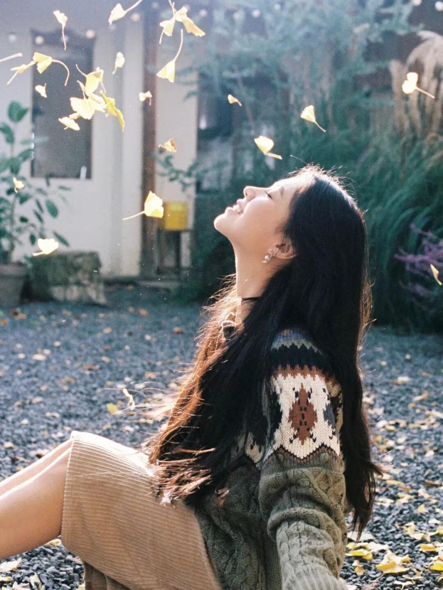 秋冬氛围感写真|把日常拍成电影感大片-第7张图片-风享汇 秋冬氛围感写真|把日常拍成电影感大片-第7张图片-风享汇