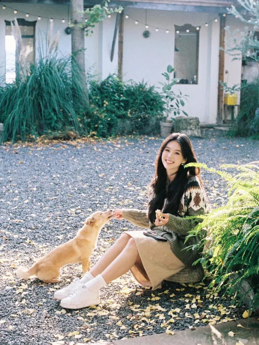 秋冬氛围感写真|把日常拍成电影感大片-第6张图片-风享汇 秋冬氛围感写真|把日常拍成电影感大片-第6张图片-风享汇