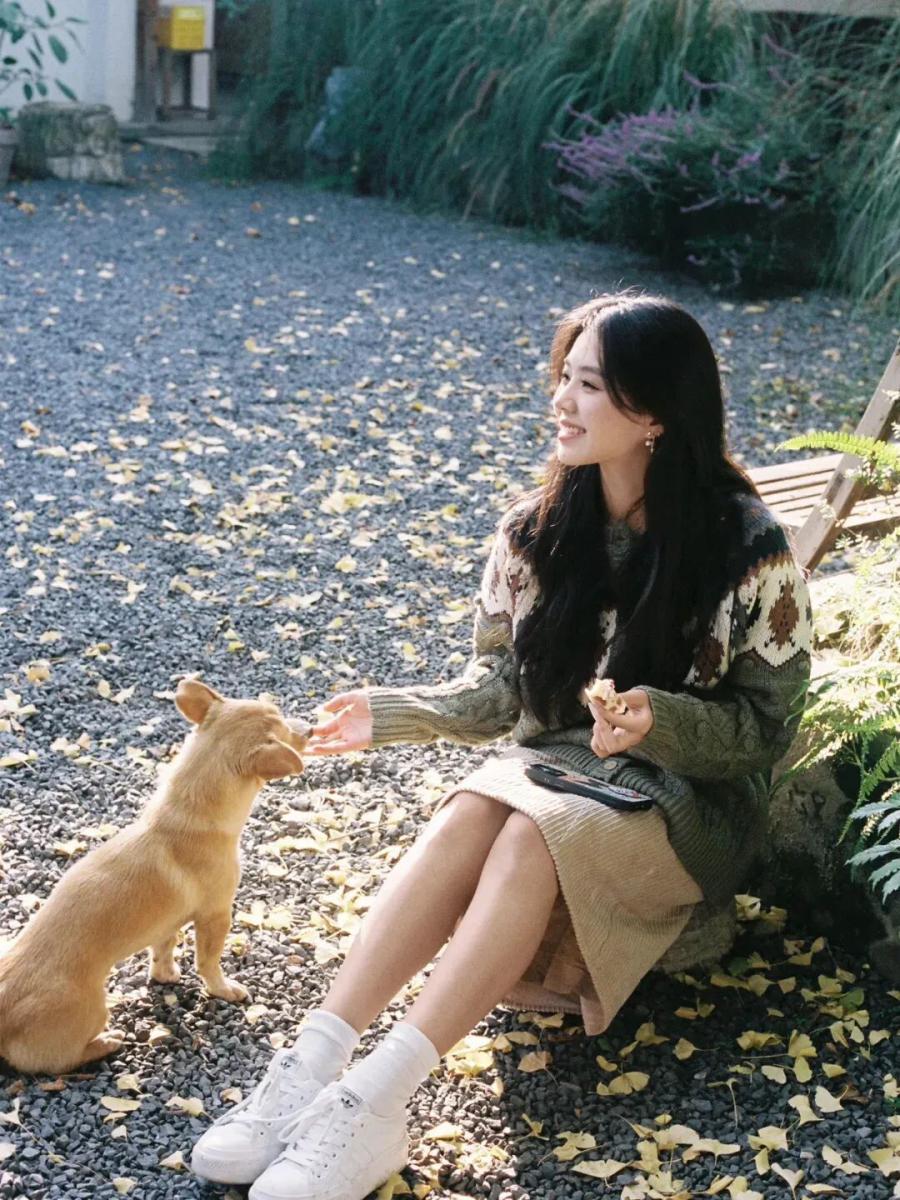 秋冬氛围感写真|把日常拍成电影感大片-第8张图片-风享汇 秋冬氛围感写真|把日常拍成电影感大片-第8张图片-风享汇