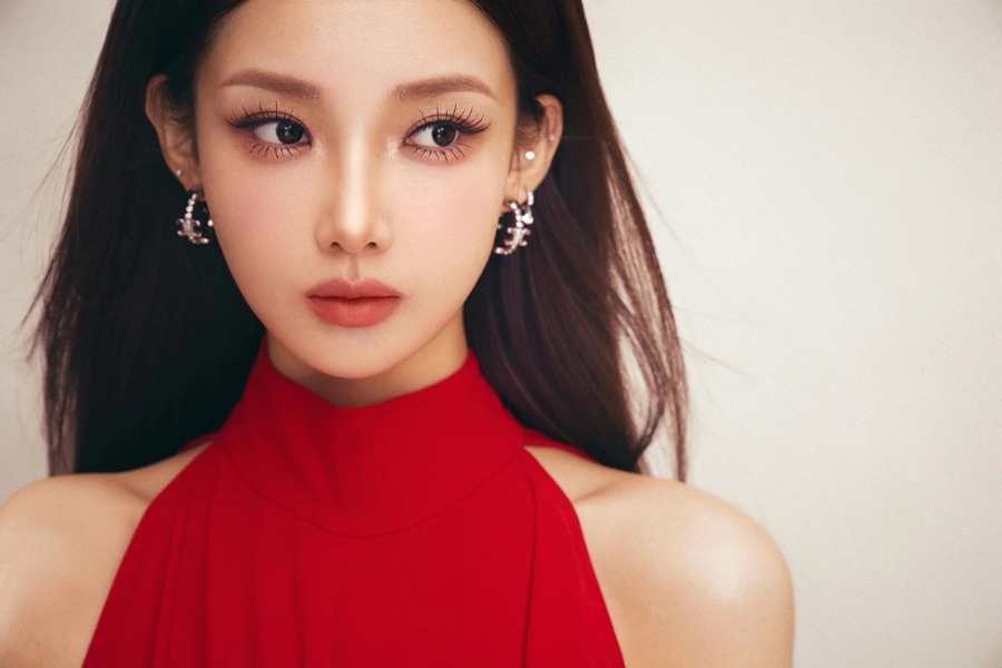 红裙佳人写真，明艳动人-第1张图片-风享汇