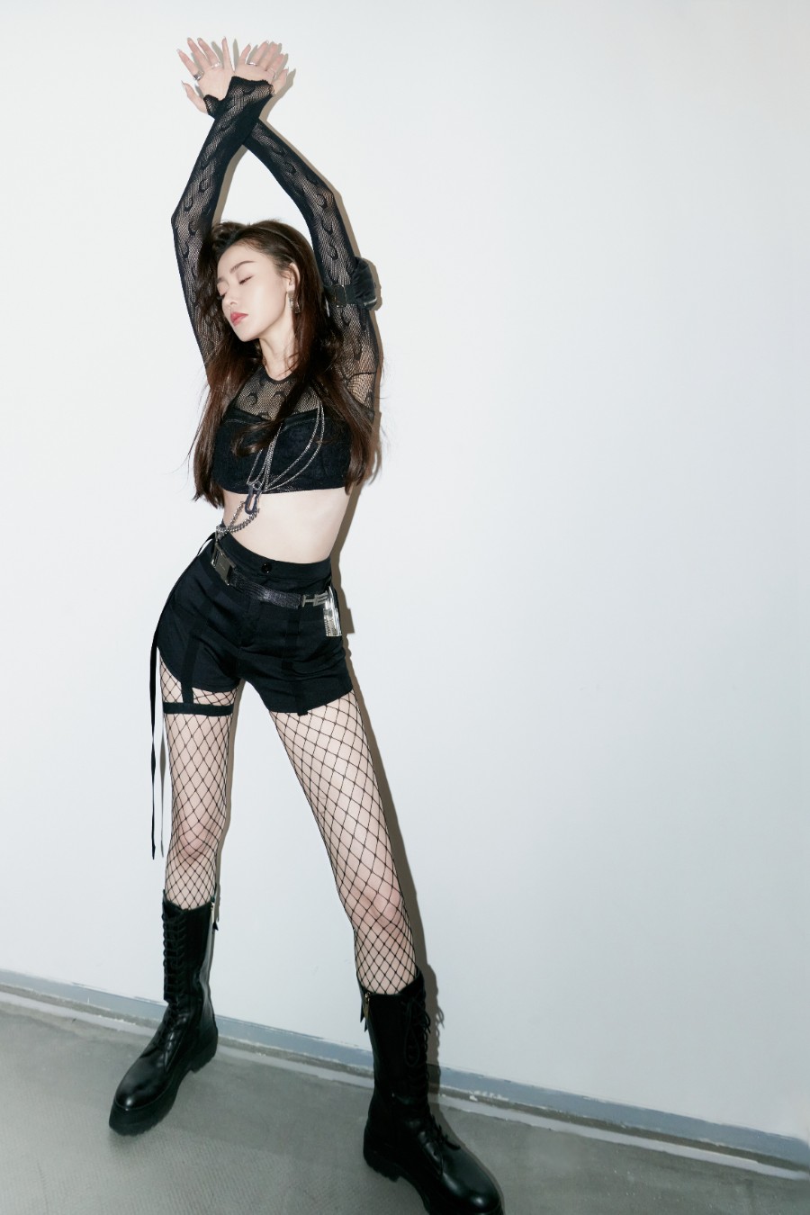 张天爱吊带网袜装扮，英姿飒爽-第6张图片-风享汇