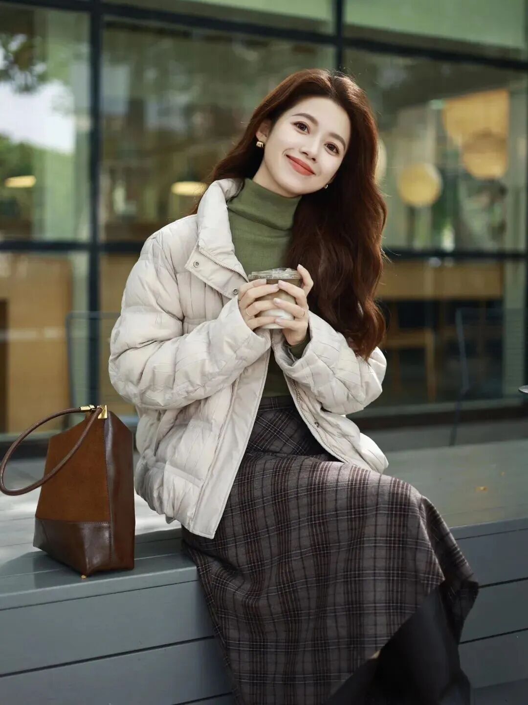 羽绒服拍照不显胖!9 个生活感姿势秒变氛围感美女-第2张图片-风享汇 羽绒服拍照不显胖!9 个生活感姿势秒变氛围感美女-第2张图片-风享汇