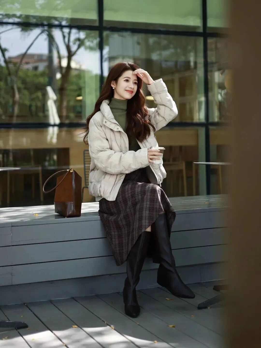 羽绒服拍照不显胖!9 个生活感姿势秒变氛围感美女-第4张图片-风享汇 羽绒服拍照不显胖!9 个生活感姿势秒变氛围感美女-第4张图片-风享汇