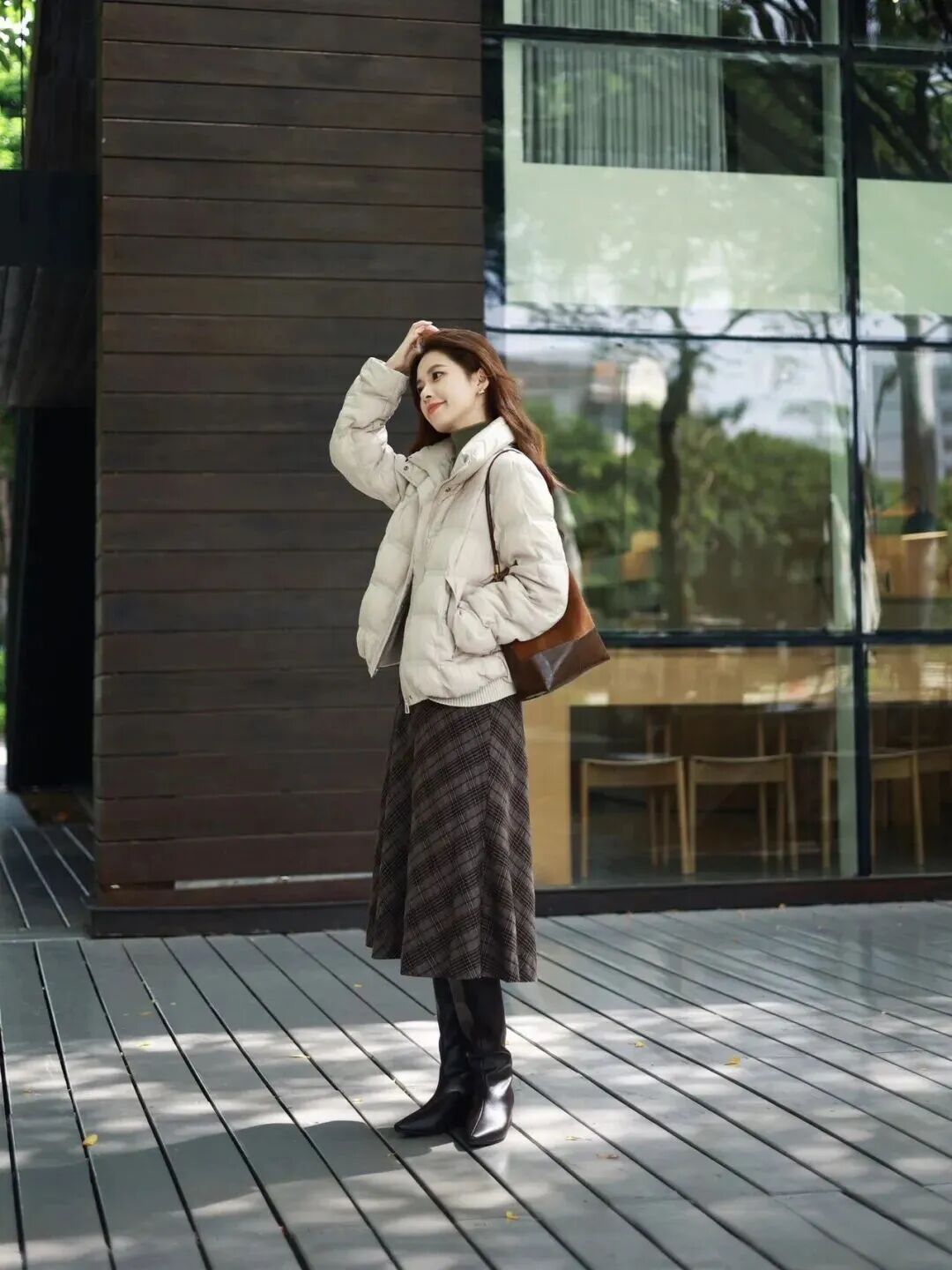 羽绒服拍照不显胖!9 个生活感姿势秒变氛围感美女-第3张图片-风享汇 羽绒服拍照不显胖!9 个生活感姿势秒变氛围感美女-第3张图片-风享汇