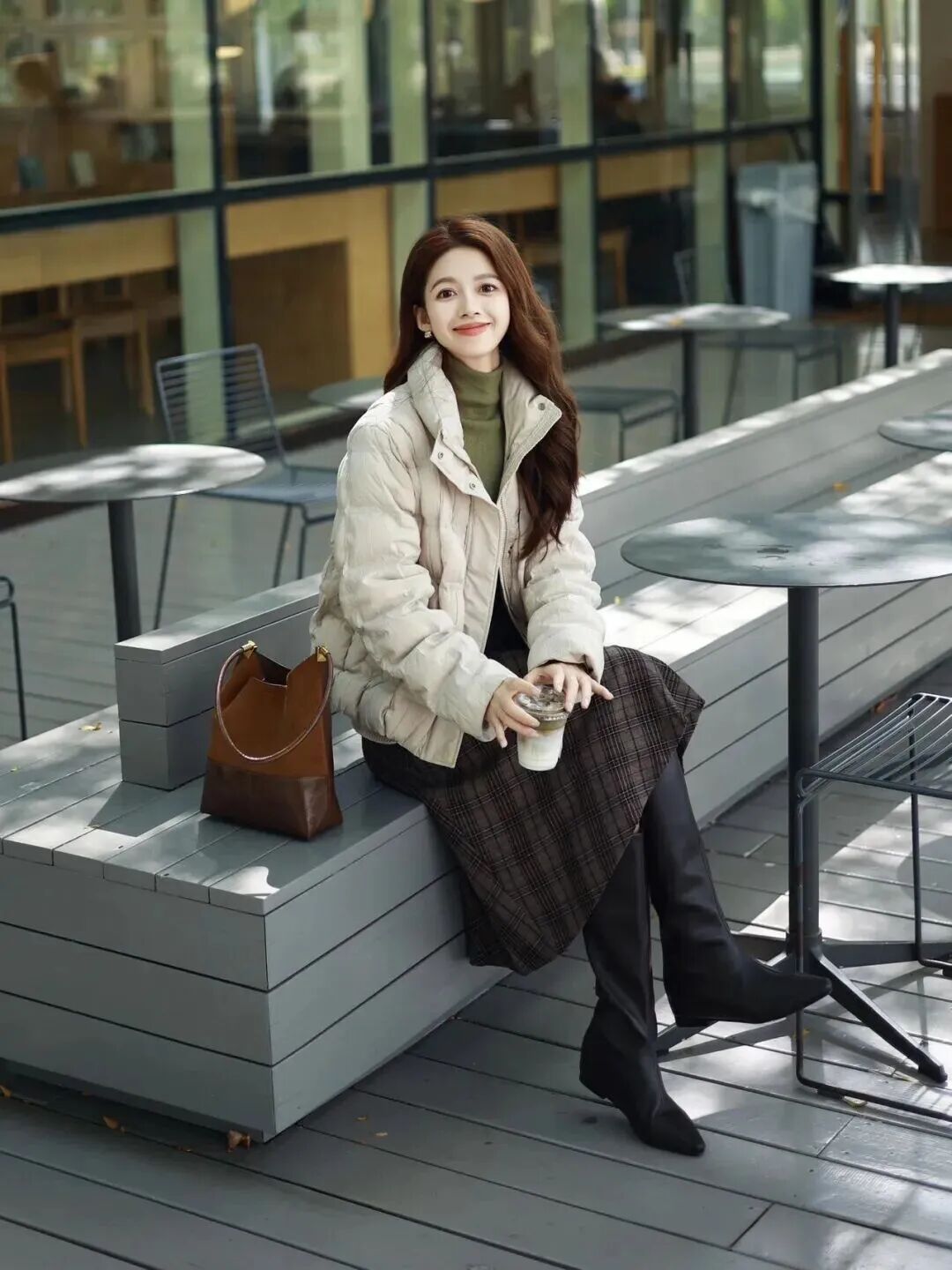 羽绒服拍照不显胖!9 个生活感姿势秒变氛围感美女-第5张图片-风享汇 羽绒服拍照不显胖!9 个生活感姿势秒变氛围感美女-第5张图片-风享汇