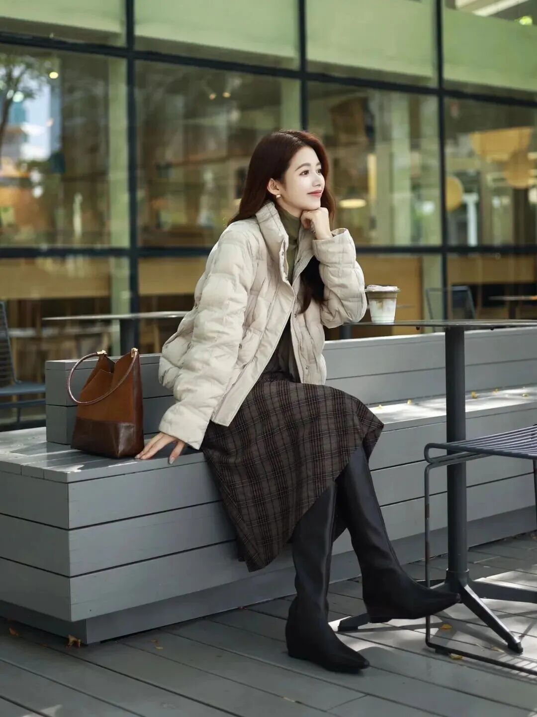 羽绒服拍照不显胖!9 个生活感姿势秒变氛围感美女-第8张图片-风享汇 羽绒服拍照不显胖!9 个生活感姿势秒变氛围感美女-第8张图片-风享汇