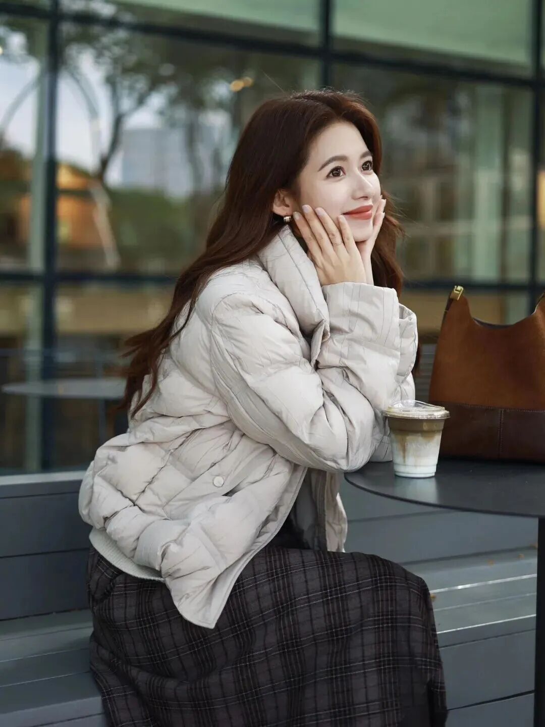 羽绒服拍照不显胖!9 个生活感姿势秒变氛围感美女-第9张图片-风享汇 羽绒服拍照不显胖!9 个生活感姿势秒变氛围感美女-第9张图片-风享汇
