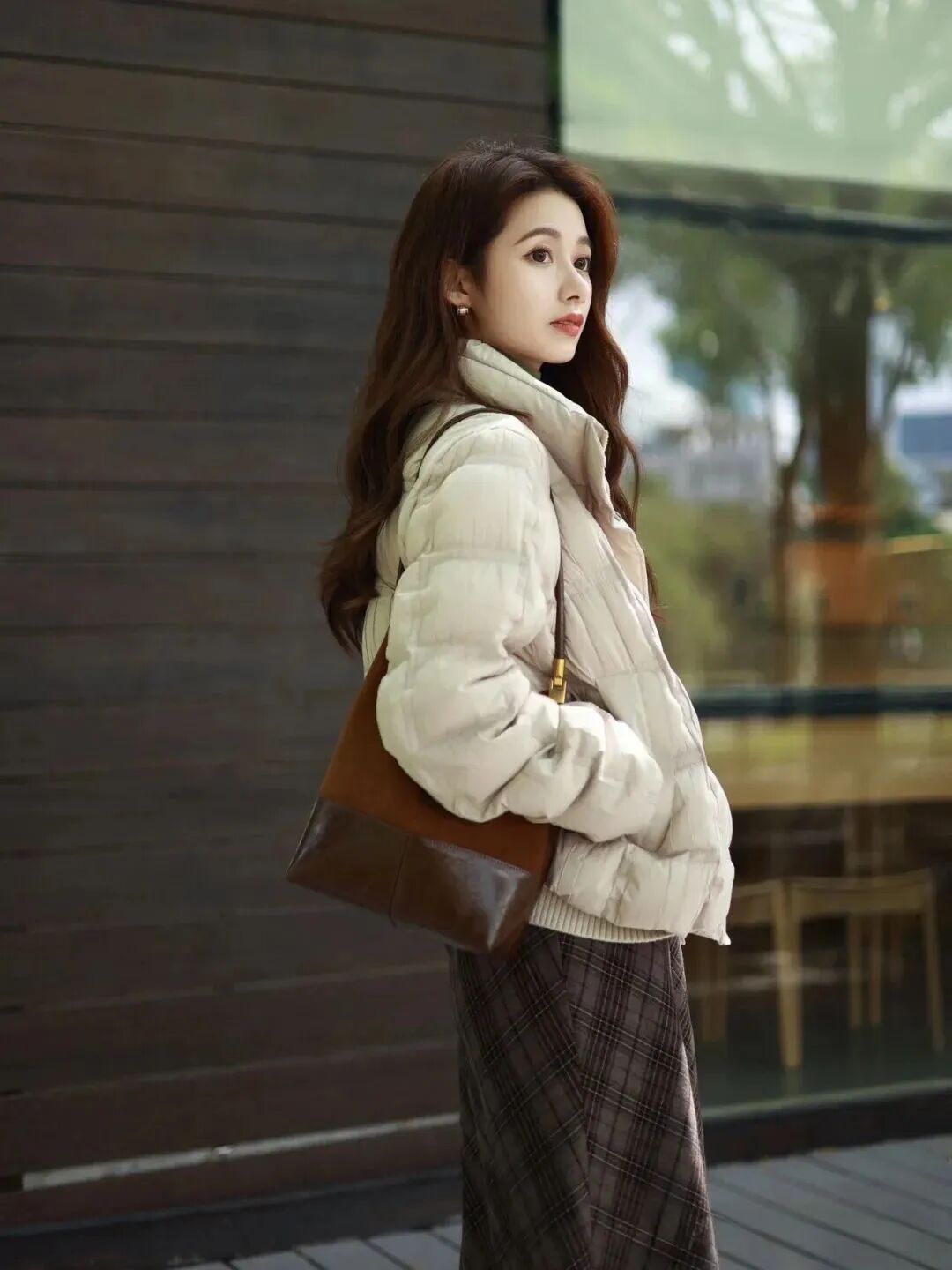羽绒服拍照不显胖!9 个生活感姿势秒变氛围感美女-第10张图片-风享汇 羽绒服拍照不显胖!9 个生活感姿势秒变氛围感美女-第10张图片-风享汇