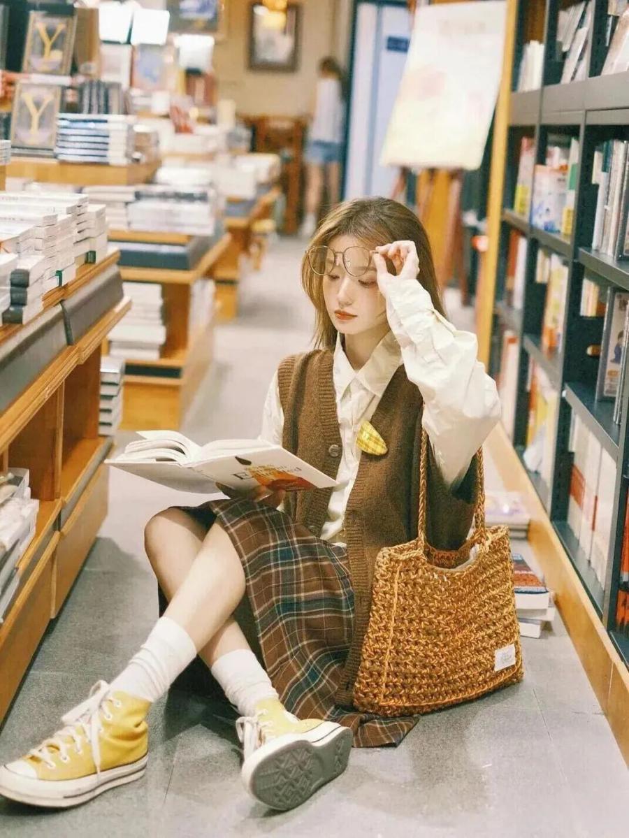 逛书店别只会看书！教你随手拍氛围感人像-第3张图片-风享汇