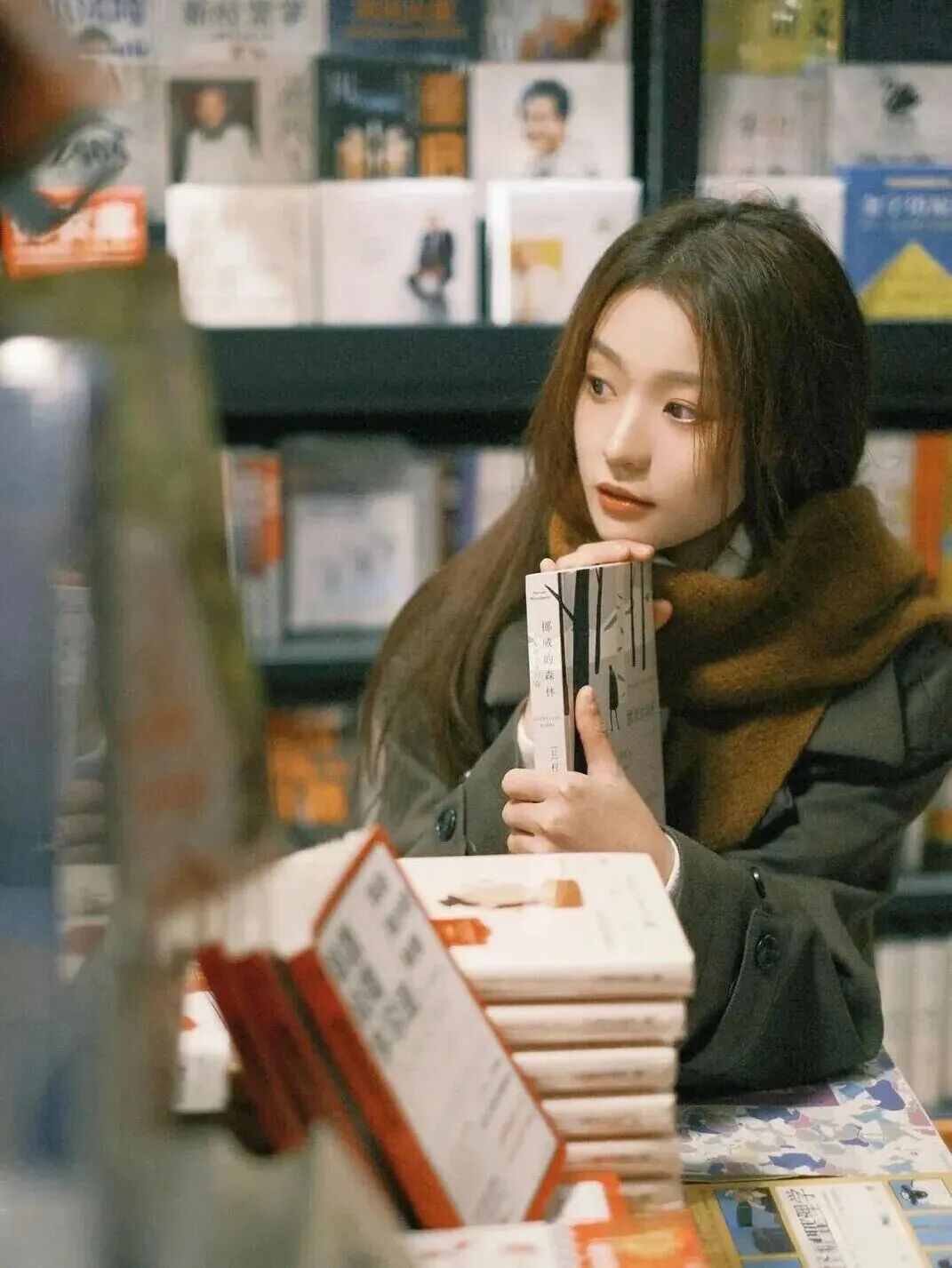 逛书店别只会看书！教你随手拍氛围感人像-第6张图片-风享汇