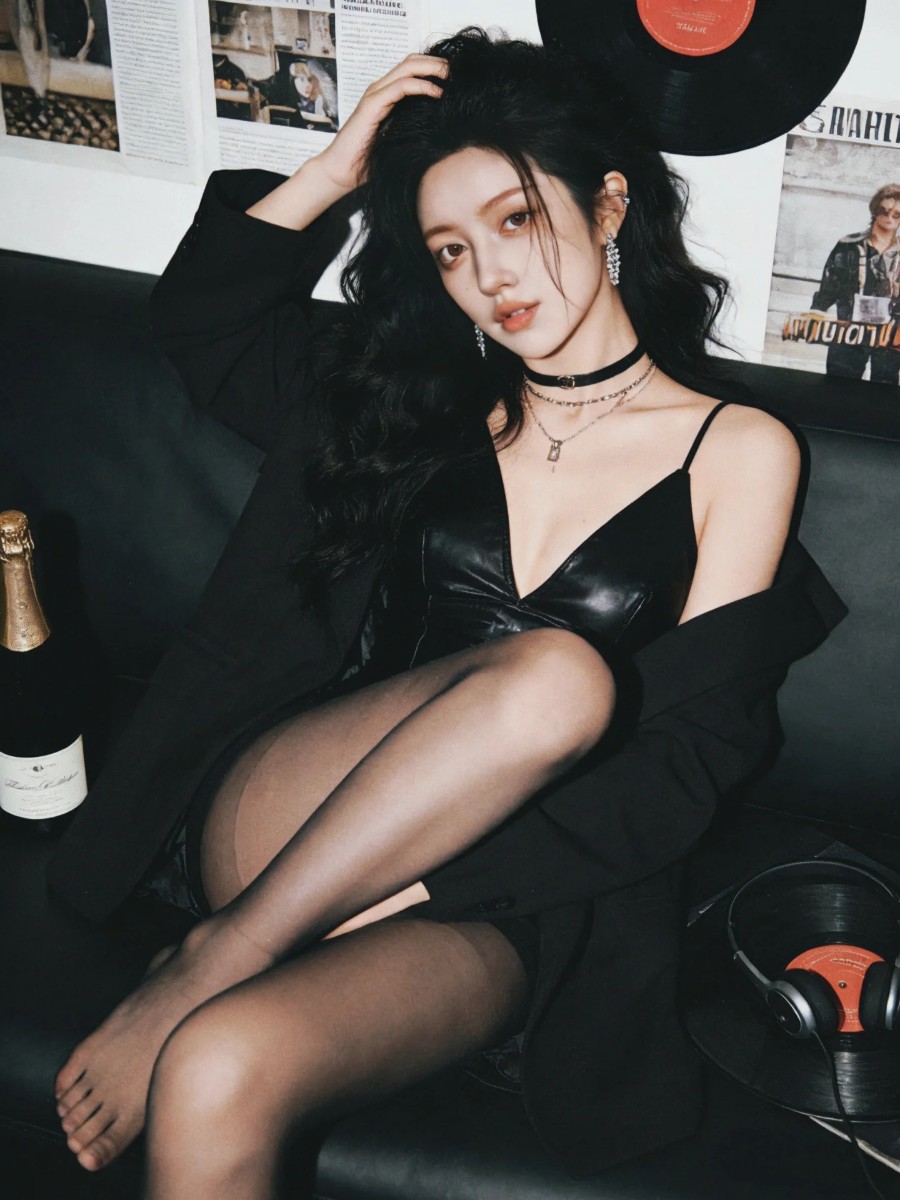 复古慵懒杂志风美女写真-第2张图片-风享汇